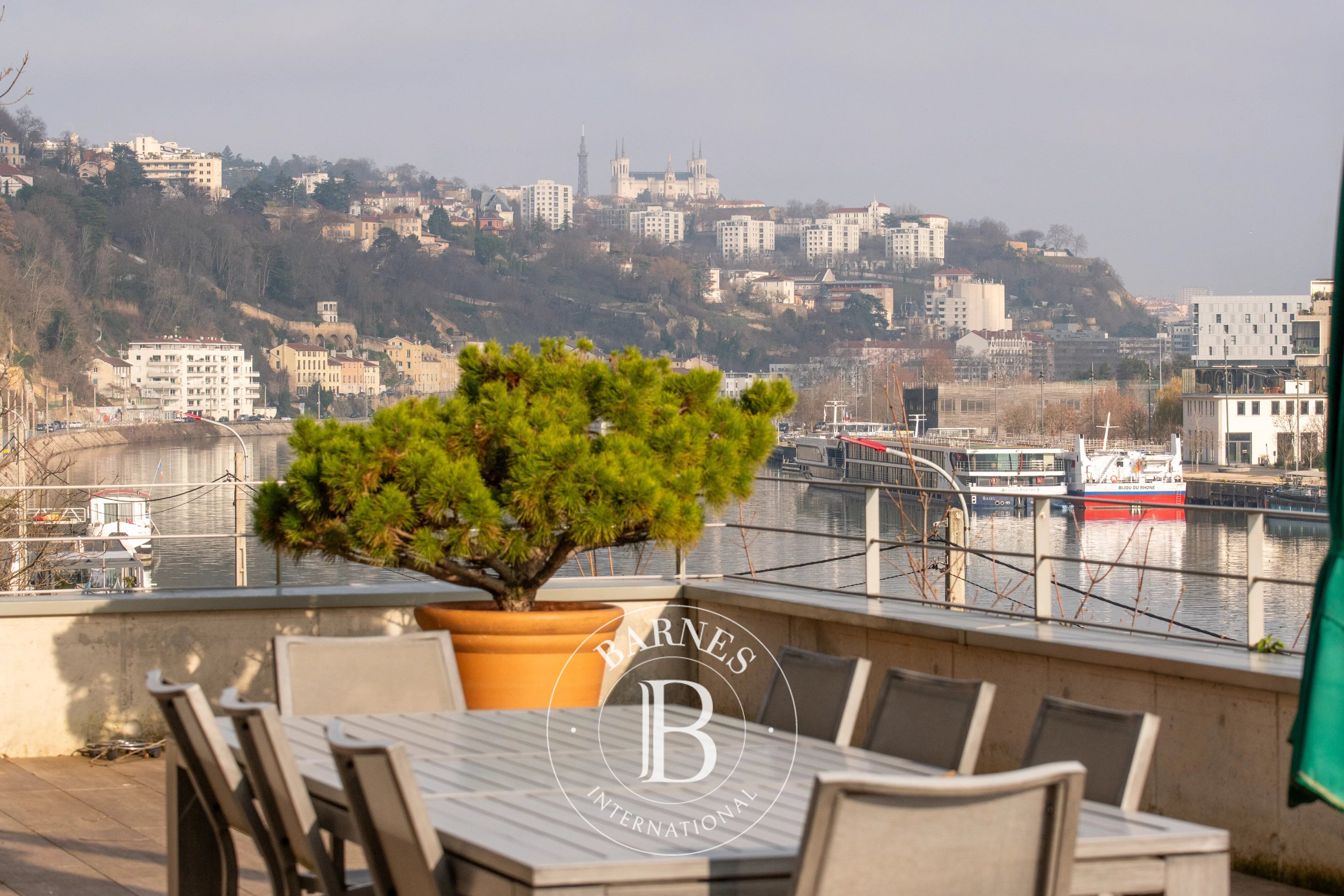 La Mulatière - Maison bourgeoise de 1900 - 6 chambres - Terrain de 823 m2 - picture 2