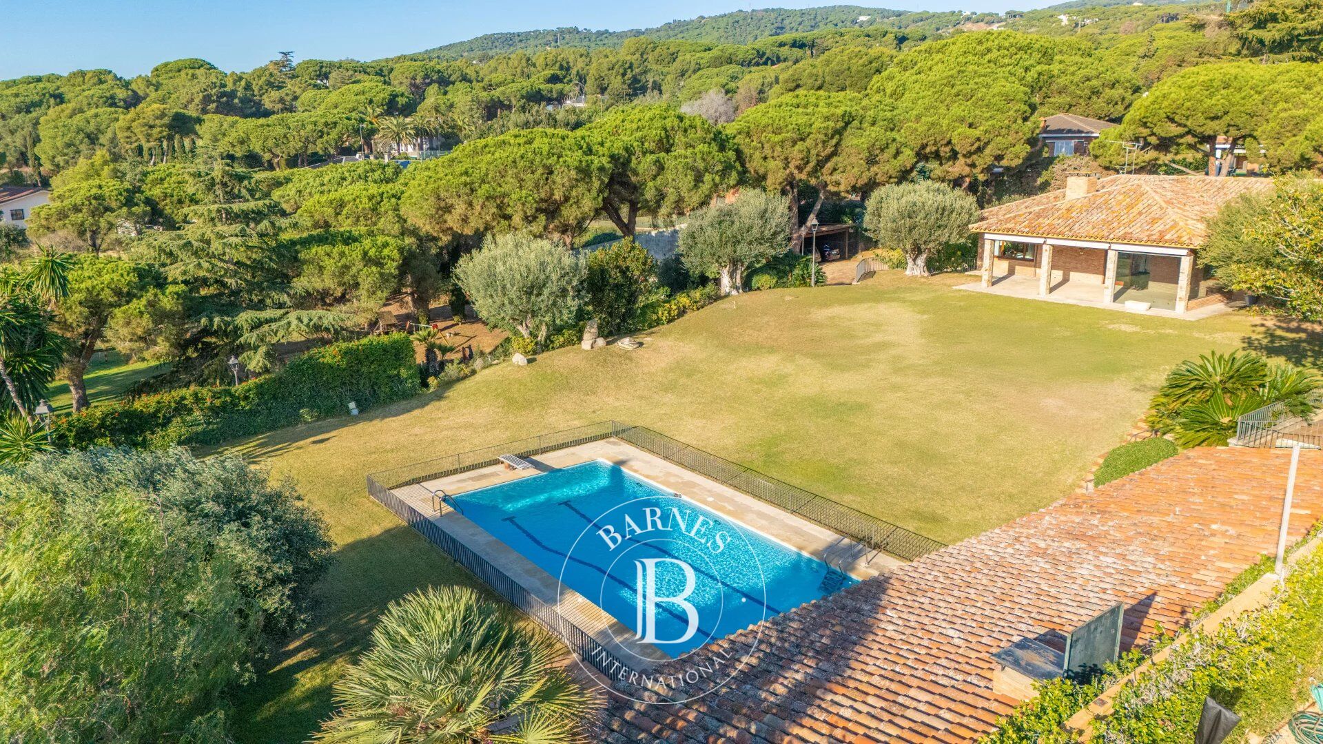 Propiedad premium junto al Golf con dos casas y vistas al mar - picture 3