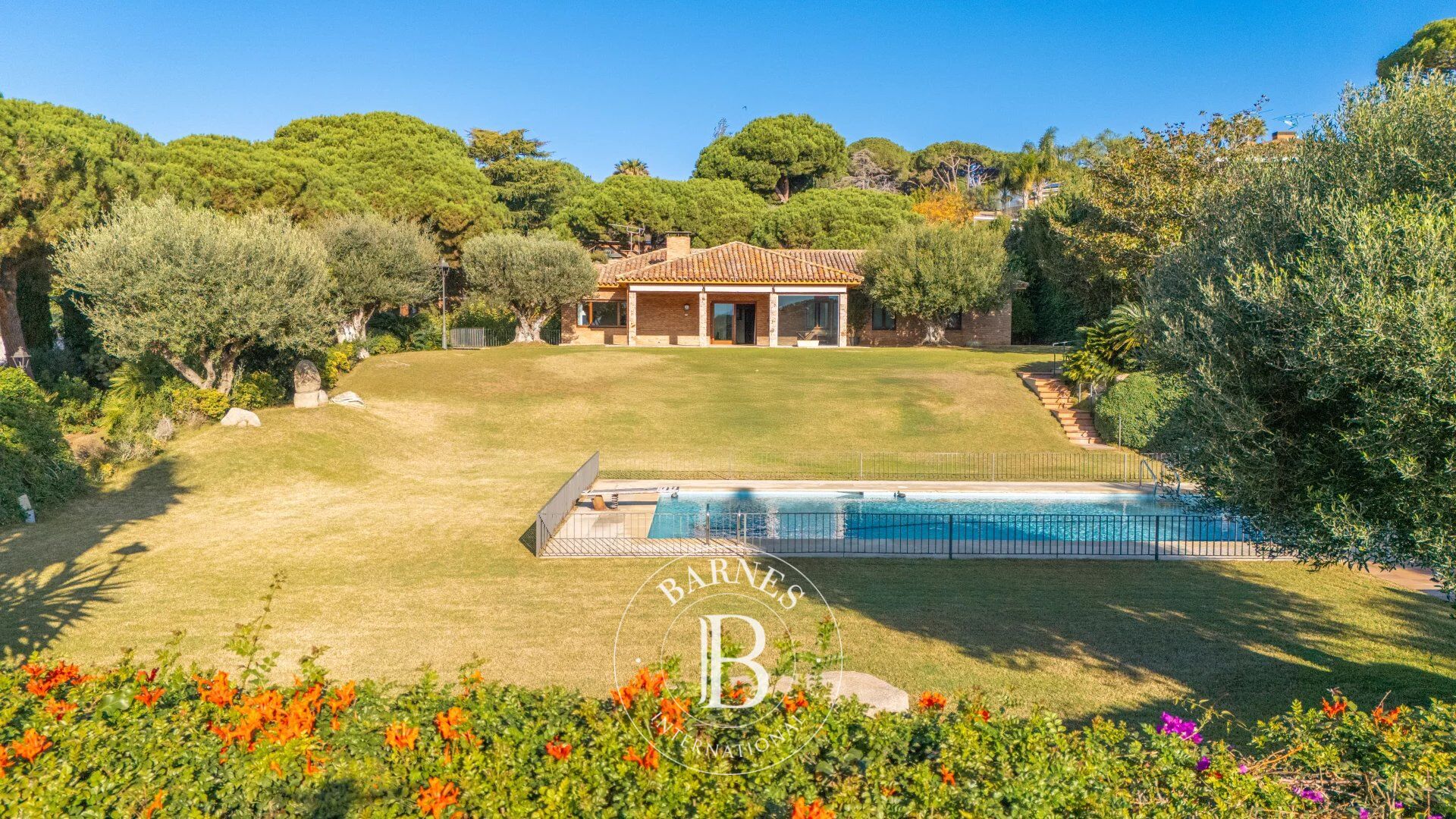 Propiedad premium junto al Golf con dos casas y vistas al mar - picture 1