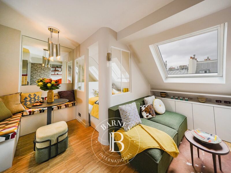 PARIS 9 - TOP FLOOR - BRIGHT - REFURBISHED BY AN ARCHITECT - 1 BEDROOM