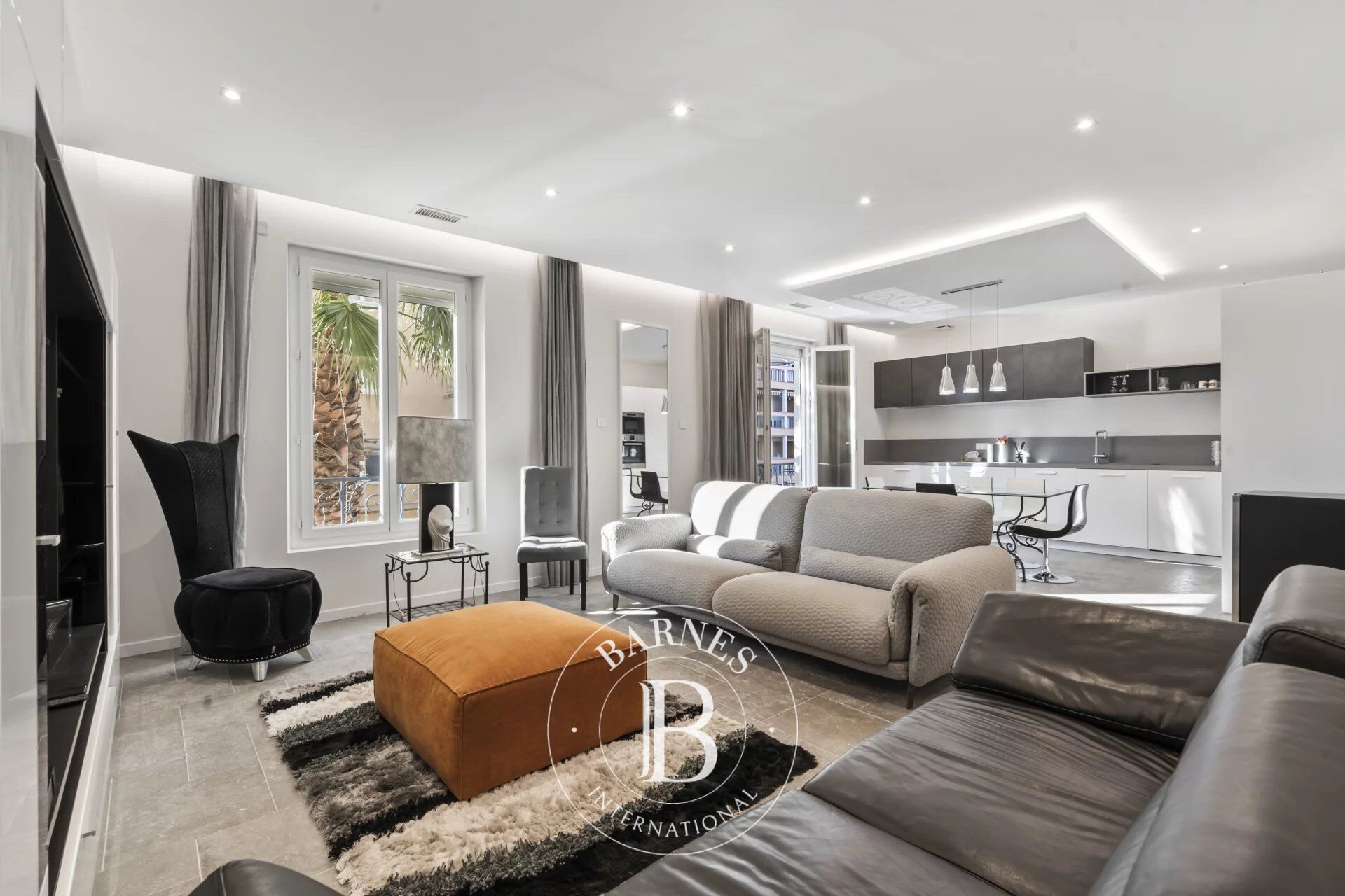 SAINTE MAXIME - APPARTEMENT - GARAGE FERMÉ - CENTRE VILLE - picture 1