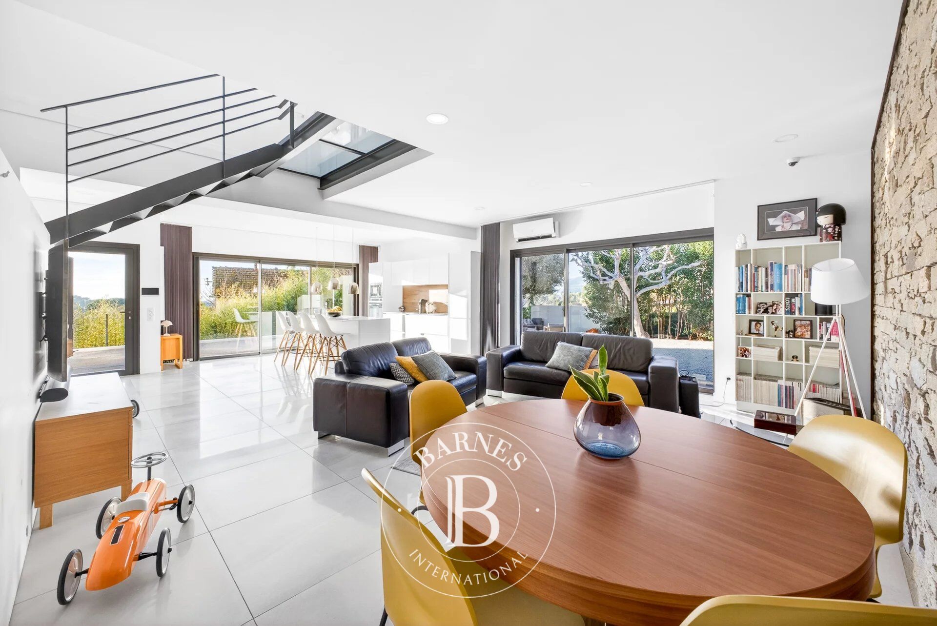 VENTE - ALLAUCH - 13190 - MAISON - 4 CHAMBRES - PISCINE - VUE DOMINANTE ET DÉGAGÉE - picture 2