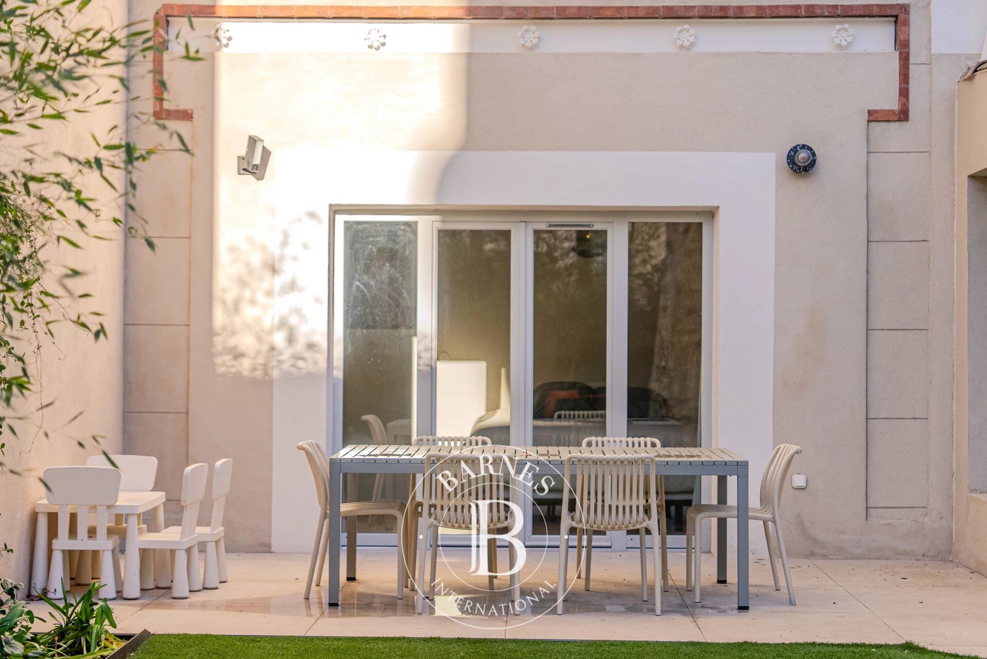 Elegant Single-Level Townhouse-Style Apartment with Private Garden in the Heart of Aix-en-Provence - picture 3