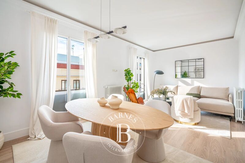 Elegante piso reformado con gran luz y altura