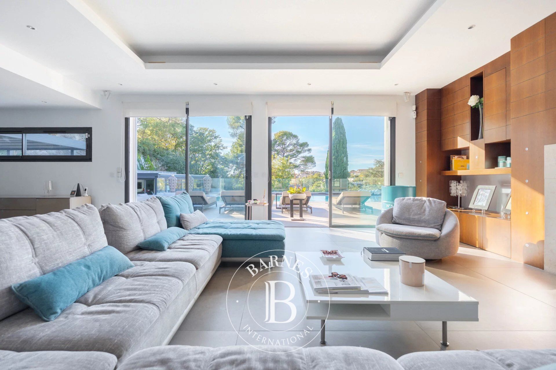 Villa de luxe– 13012 – 500 m² 3000m² de terrain, piscine miroir, prestations très haut de gamme - picture 2