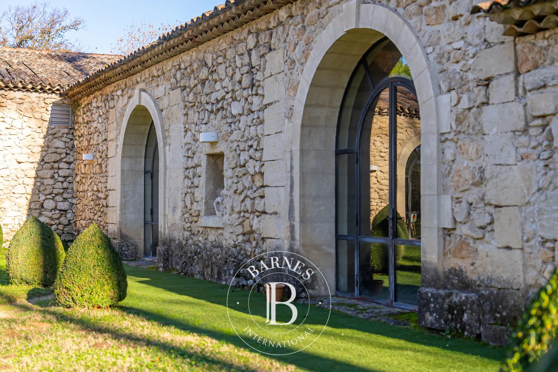 AIX EN PROVENCE PROCHE - PROPRIETE DE PRESTIGE POUR EVENEMENTIEL - SALONS DE RECEPTIONS 700m² - DEPENDANCES - JARDIN - picture 2