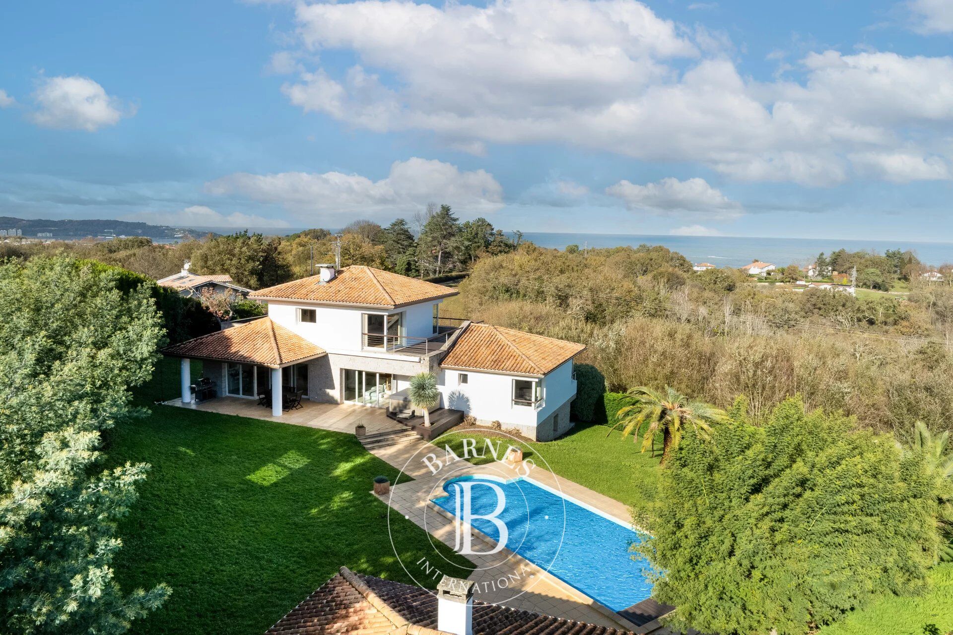 URRUGNE, MAISON CONTEMPORAINE DE 250 M² AVEC PISCINE ET VUE MER - picture 1