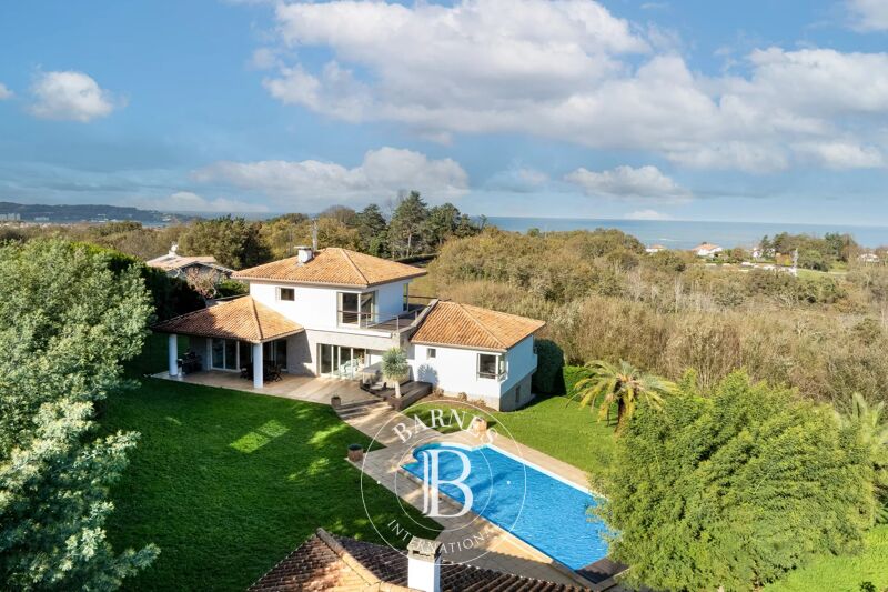 URRUGNE, MAISON CONTEMPORAINE DE 250 M² AVEC PISCINE ET VUE MER