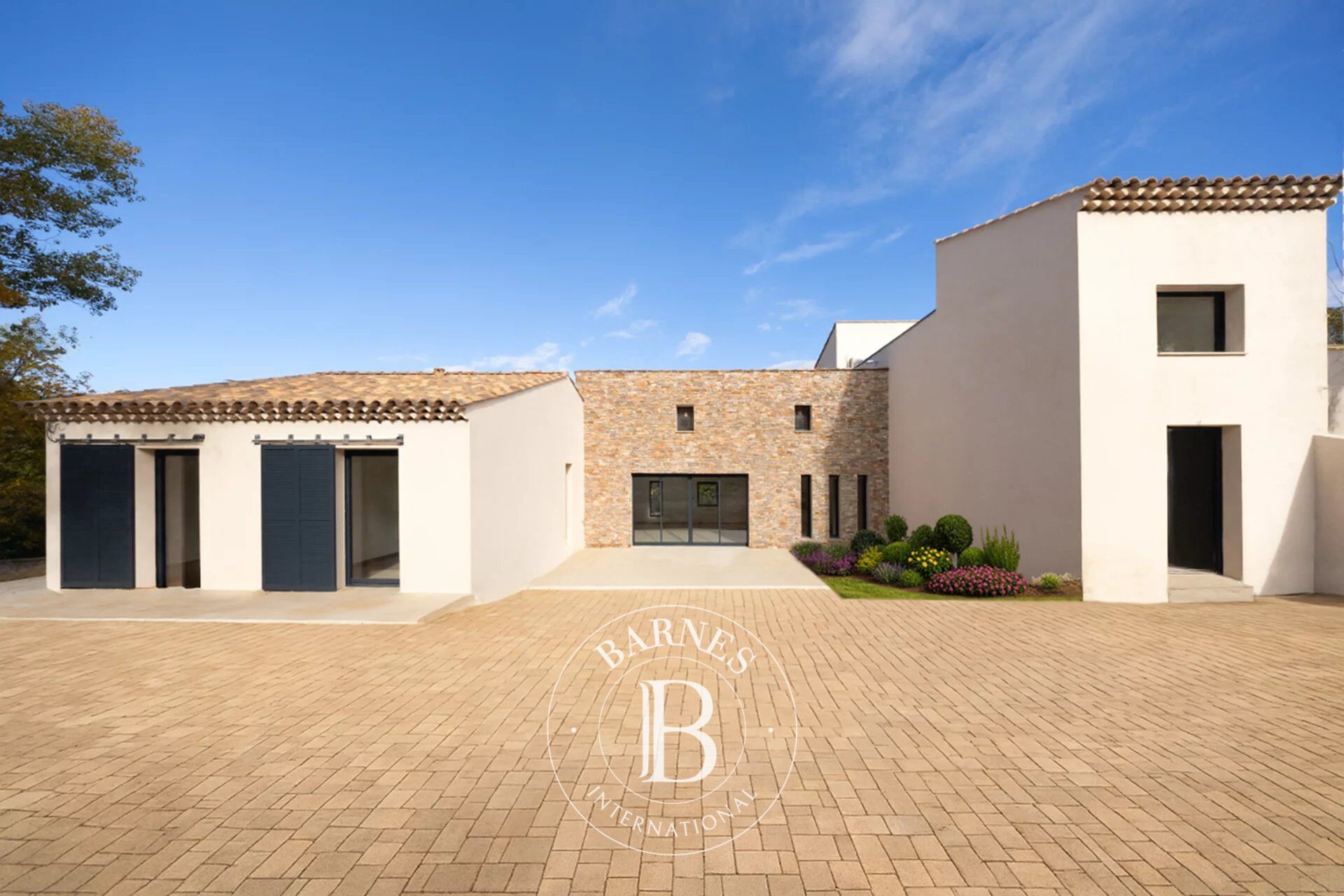 LE PUY SAINTE REPARADE – PROPRIETE 300M2 – 7 CHAMBRES – PISCINE – JARDIN 4 000M2 - picture 2