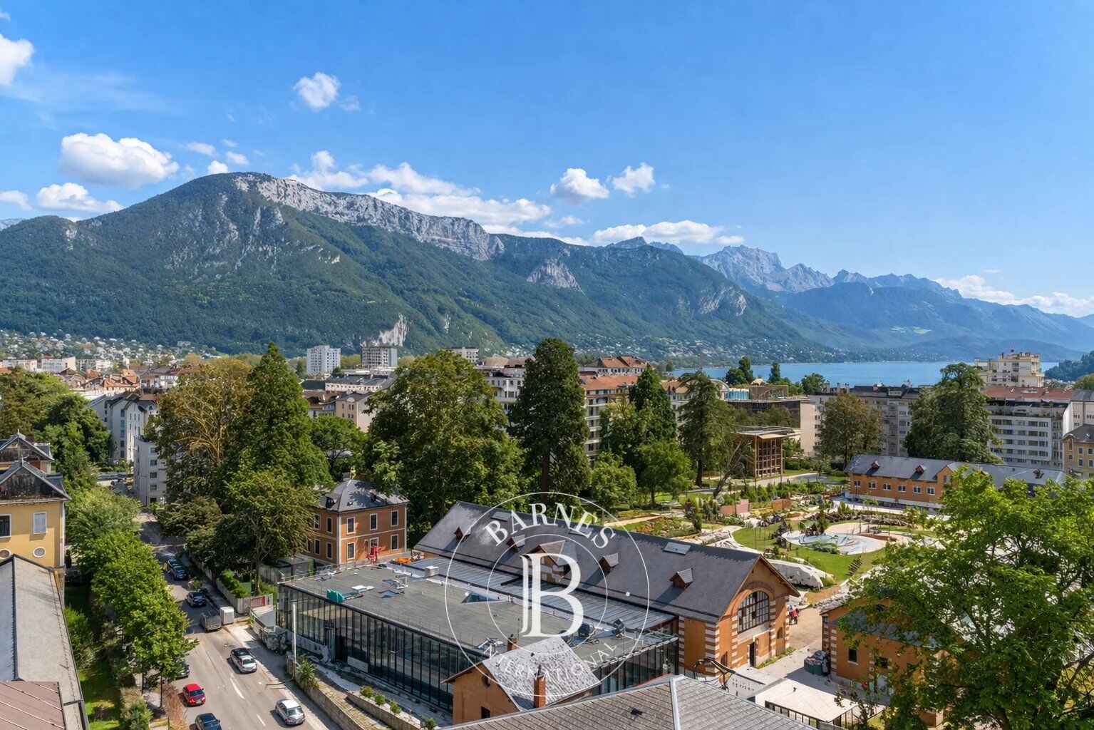 BARNES Annecy – ANNECY – CENTRE-VILLE – DERNIER ÉTAGE – VUE LAC ET MONTAGNES - picture 1