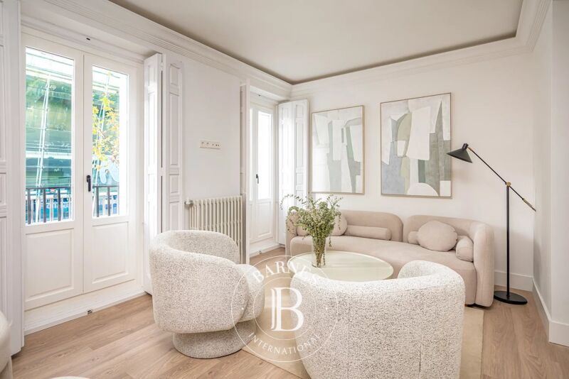 Elegant Refurbished Apartment with Balcony in Goya