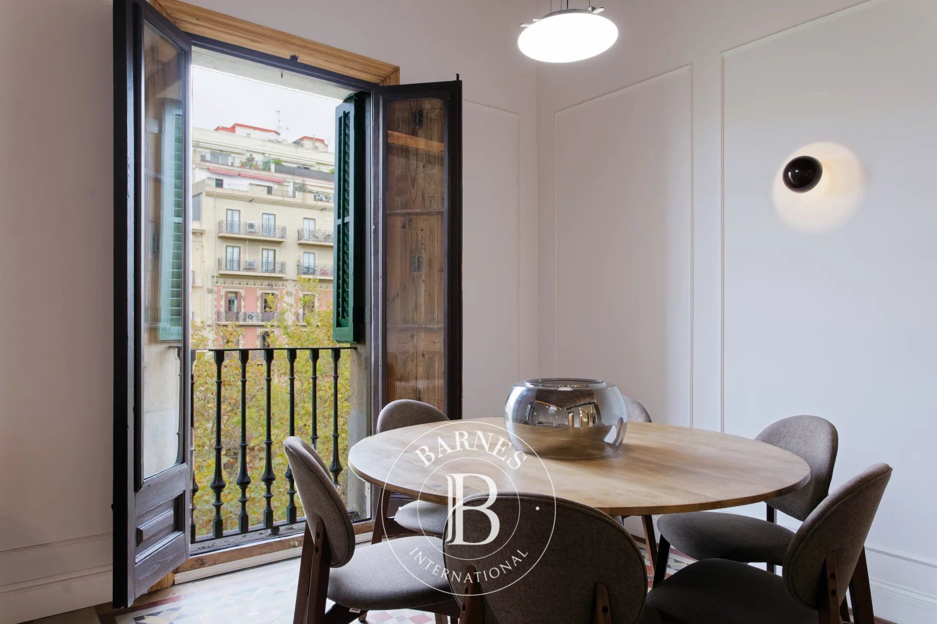 Exclusiva Vivienda Reformada con Terraza en una Finca Modernista de Gran Via - picture 2
