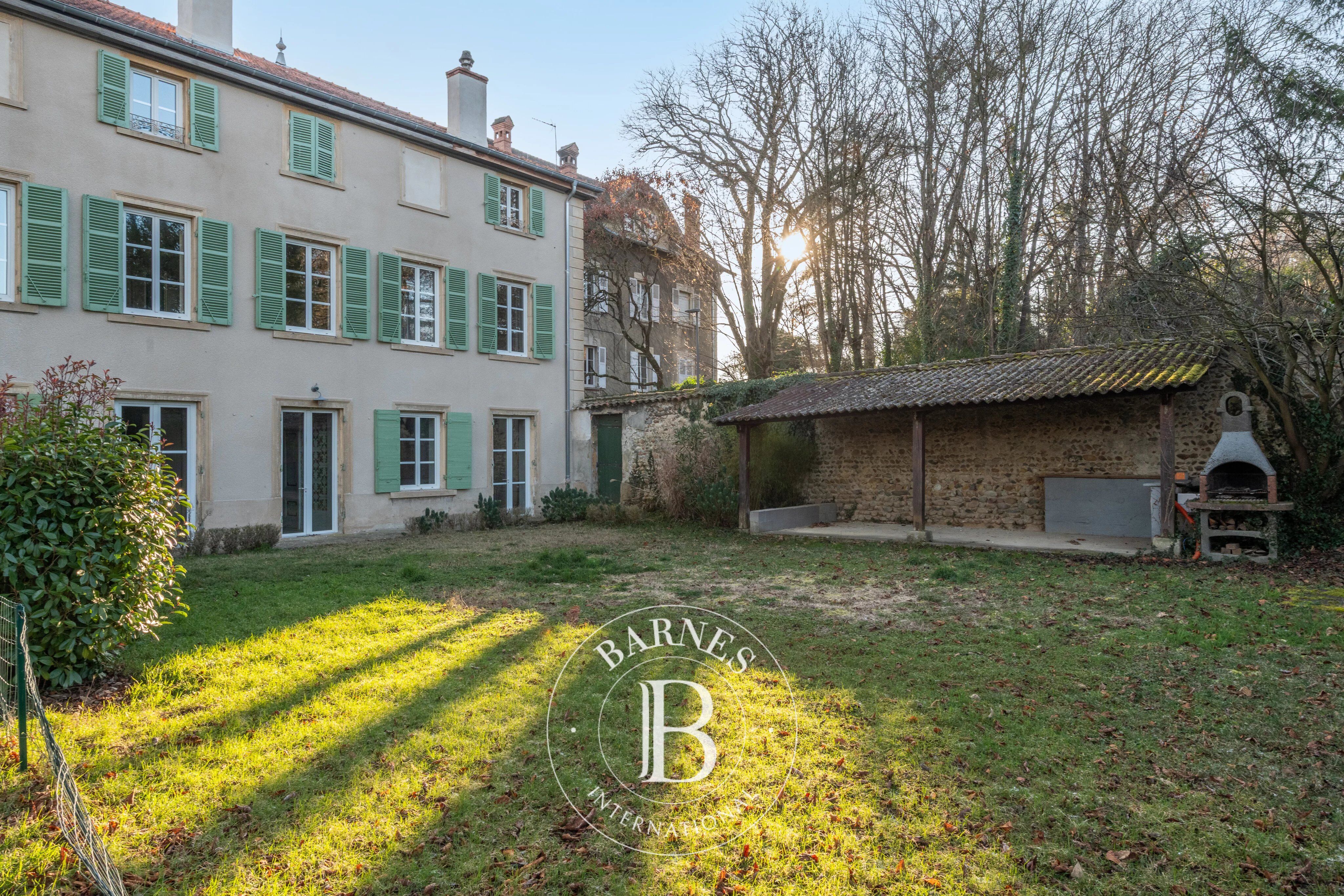 Vernaison - Maison de maître du XIXème siècle d'environ 552 m² - 9/10 chambres - Terrain 1665 m² - picture 2
