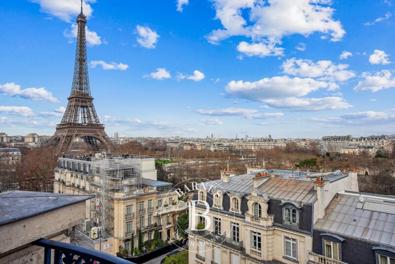 Paris 7 - Champ de Mars - Dernier étage - Ascenseur - Vue panoramique - Calme et lumineux.