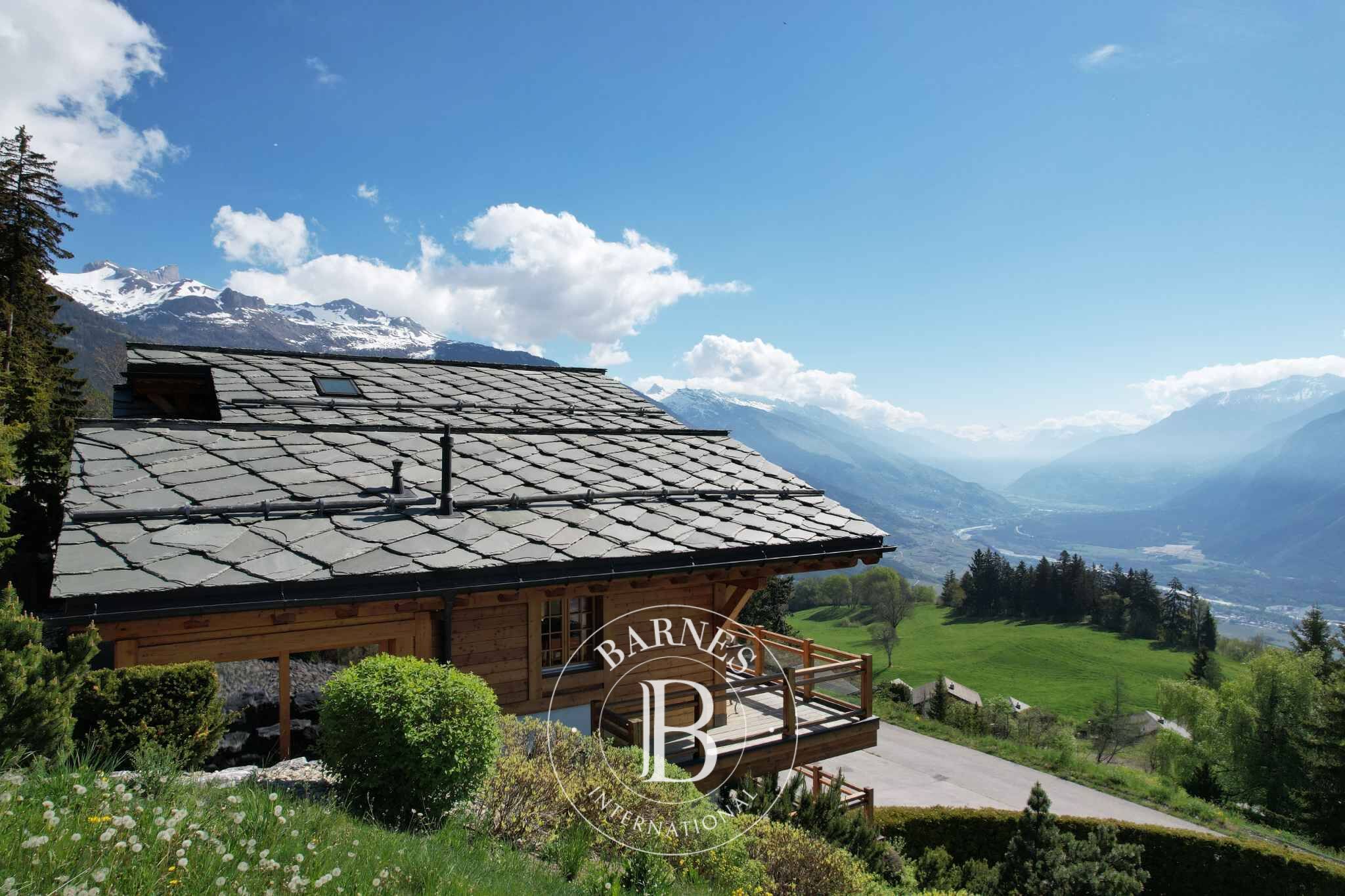 RARE – MAGNIFICENT 5-BEDROOM CHALET WITH PANORAMIC VIEWS - picture 1