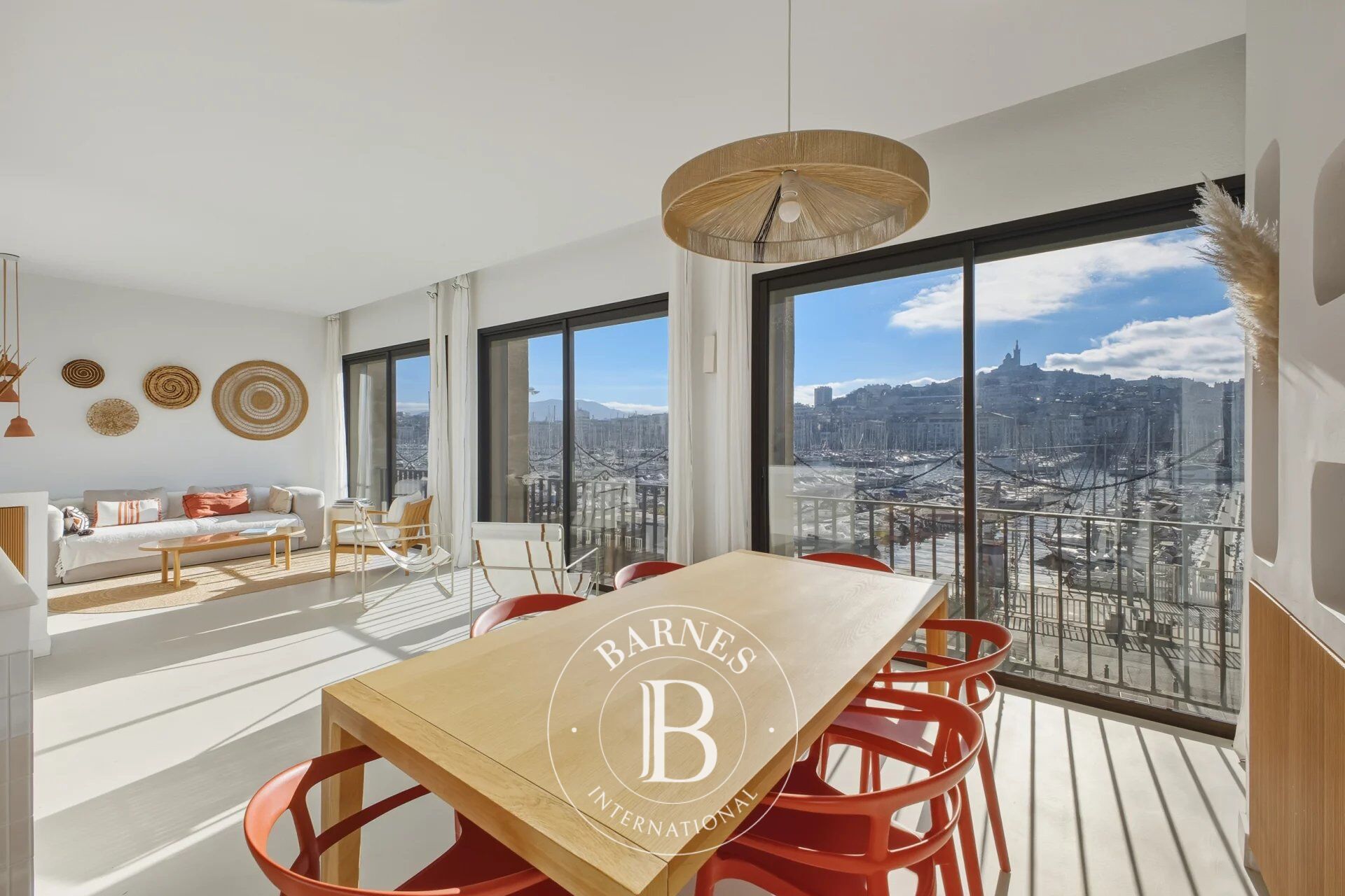 FURNISHED RENTAL – Marseille – Hôtel de Ville / Vieux-Port – Pouillon Apartment – 2 Bedrooms – Air Conditioning – Panoramic View - picture 2