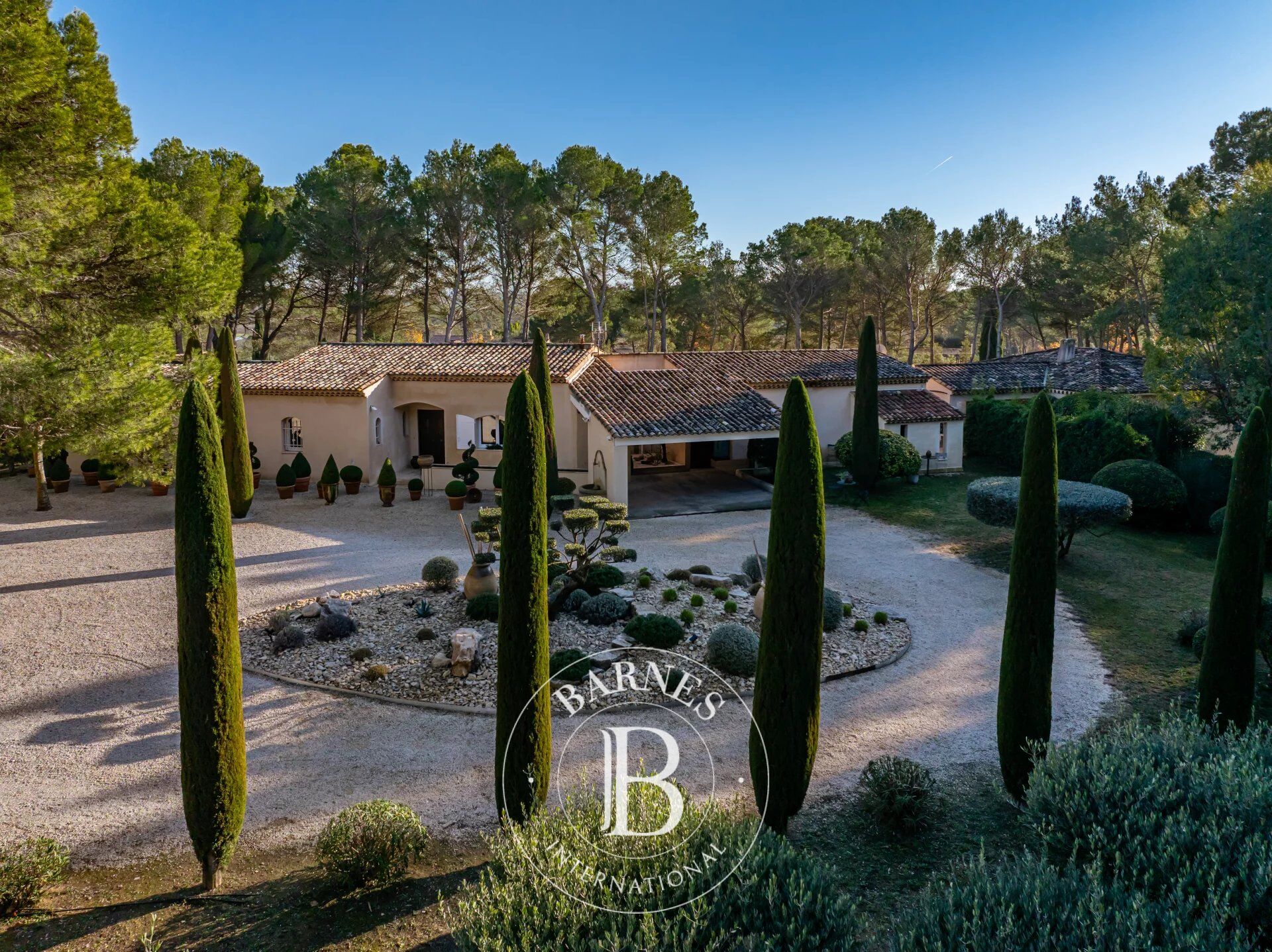 AIX-EN-PROVENCE – RARE PROPRIÉTÉ 7 CHAMBRES 320 m² – DEUX MAISONS – ANNEXE – PISCINE – 1 HECTARE PAYSAGÉ - picture 3