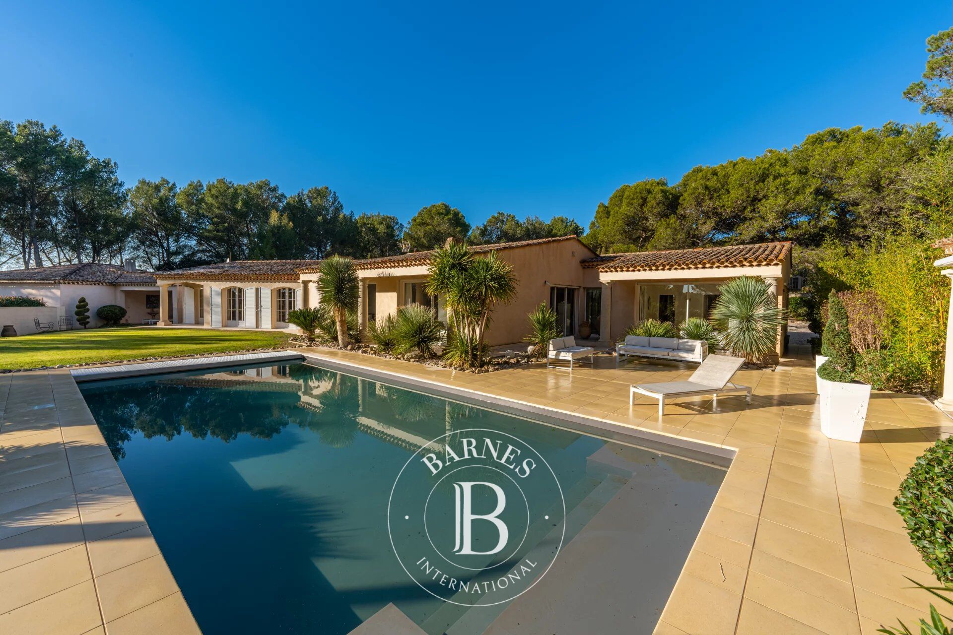 AIX-EN-PROVENCE – RARE PROPRIÉTÉ 7 CHAMBRES 320 m² – DEUX MAISONS – ANNEXE – PISCINE – 1 HECTARE PAYSAGÉ - picture 2