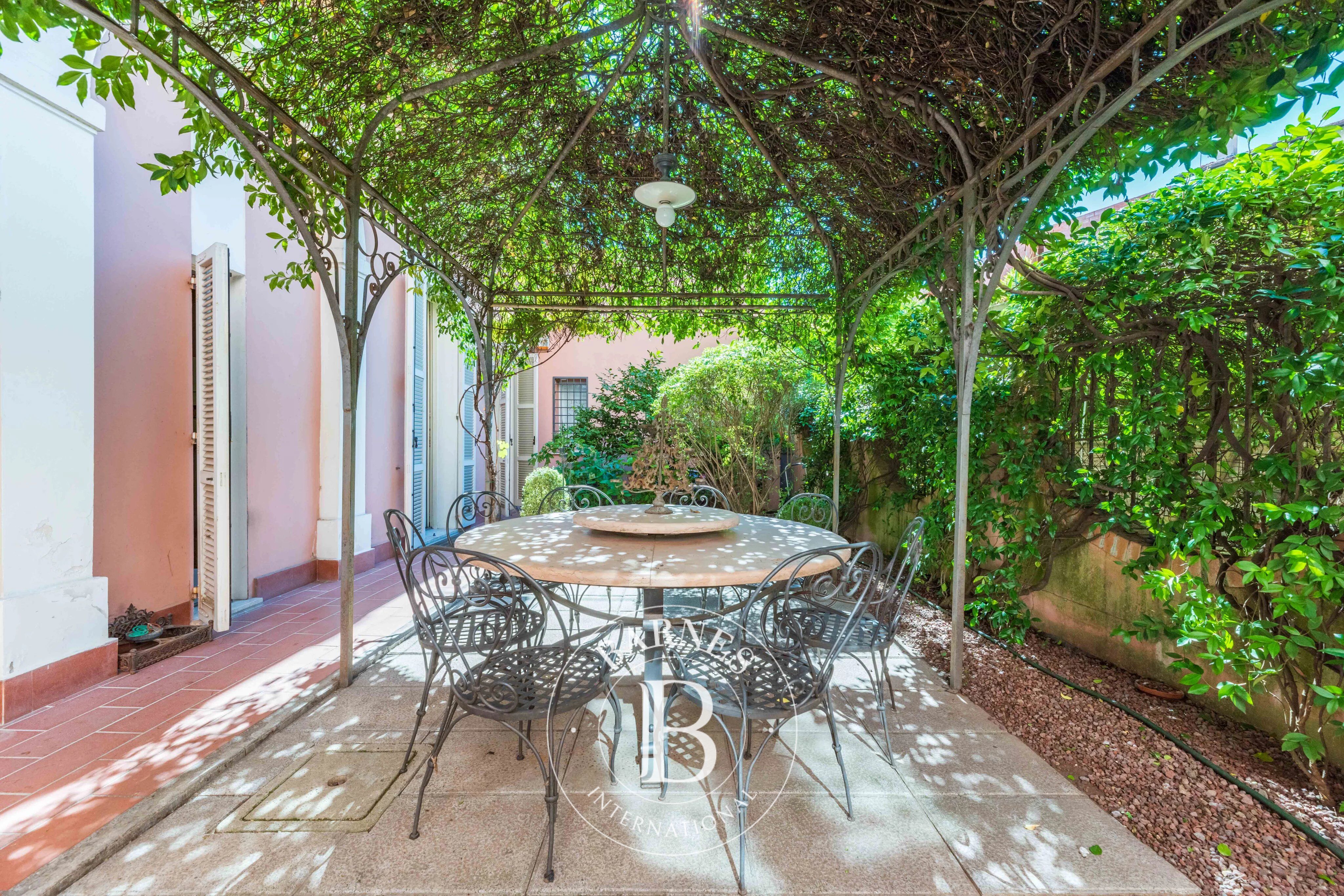 Apartment with private garden in the heart of the historic center0 - picture 1