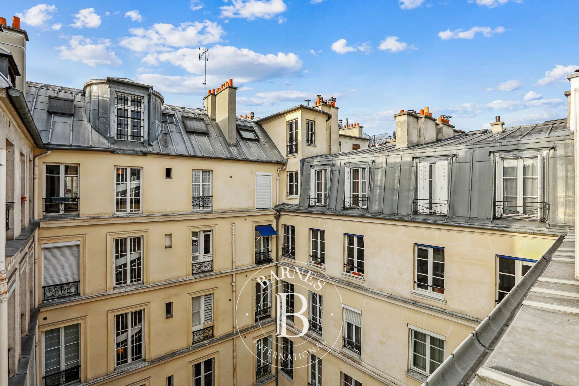 Paris 6 - Bonaparte / Saint-Germain - Top floor with elevator, west-facing - Quiet, good condition - picture 2