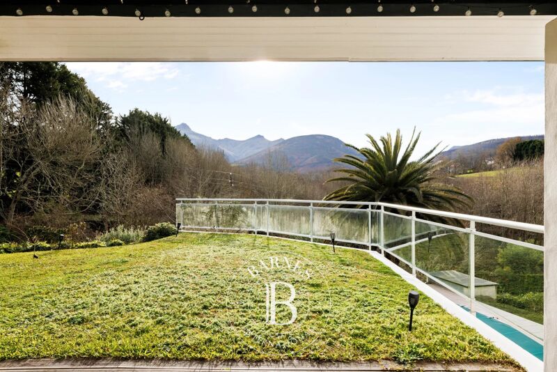 URRUGNE, MAISON AVEC PISCINE ET VUE MONTAGNES