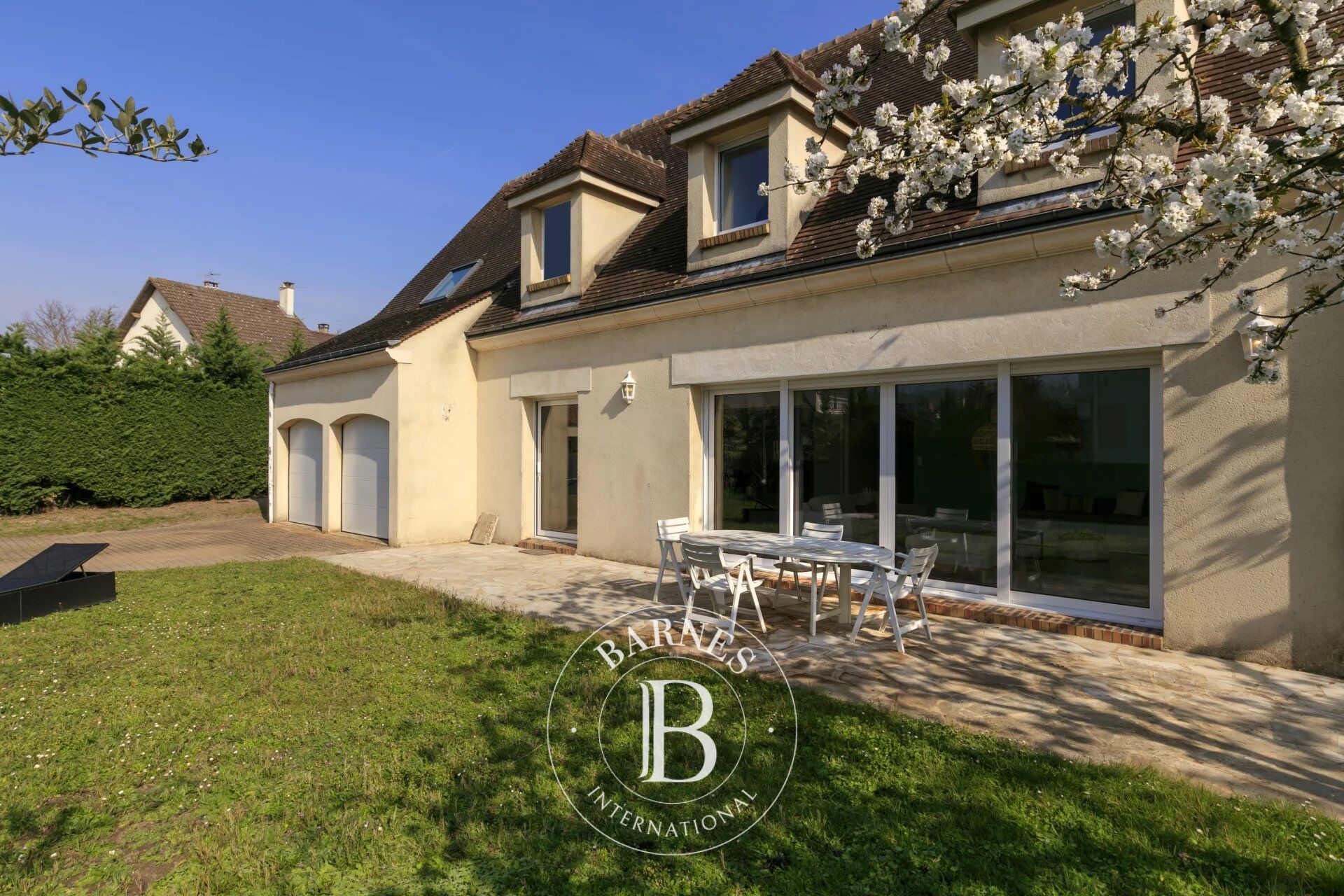 A Croissy-sur-Seine, maison récente en parfait état de 189 m² hab., 5 chambres sur 699 m² de terrain. - picture 1