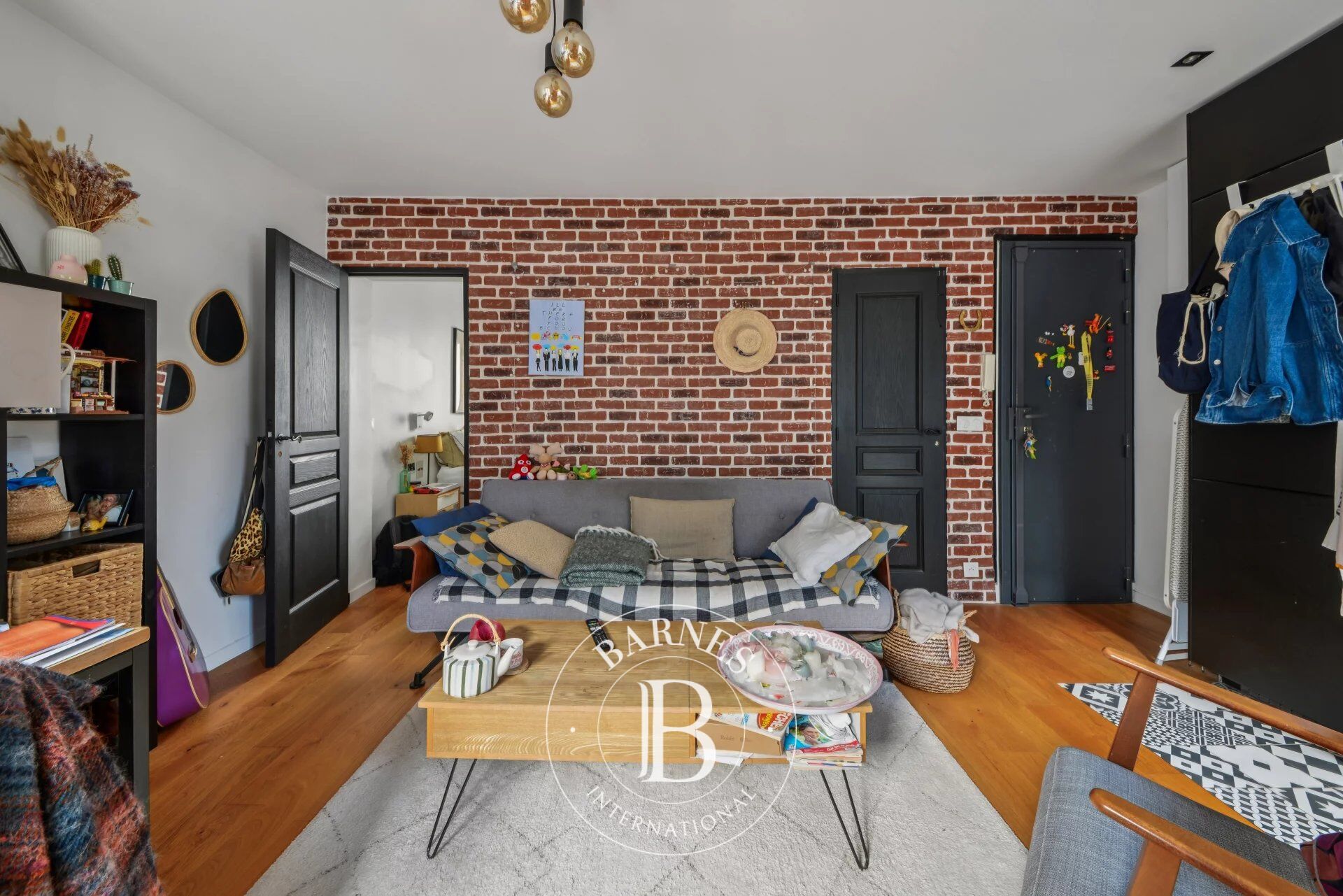 Off market - Saint Ambroise - 1 bedroom - Dual aspect - Cellar - picture 3