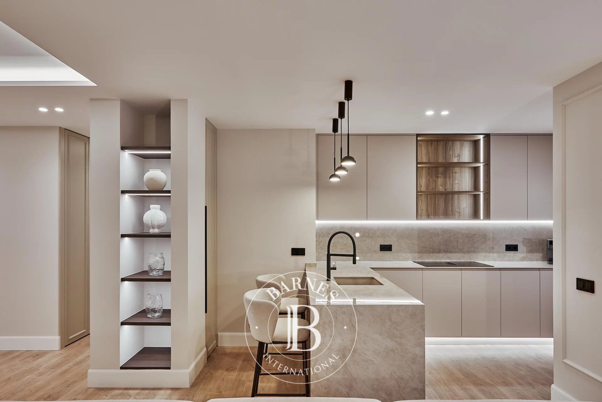 Nouveau Appartement Entièrement Rénové dans le Quartier Exclusif de Lista - picture 2