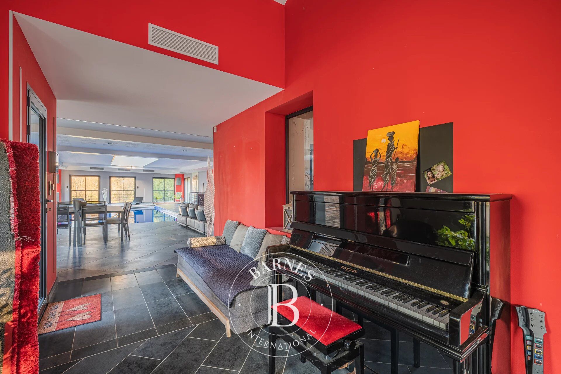 Renovated character house – charm, spaciousness and indoor pool - picture 2