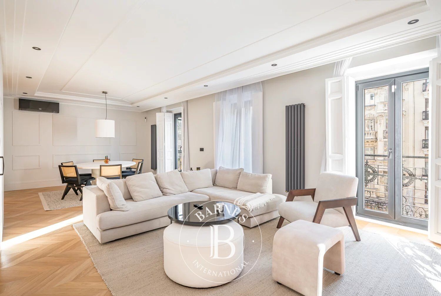 Elegancia y Luz en Recoletos: Vivienda Reformada con Balcones en Calle Goya - picture 2