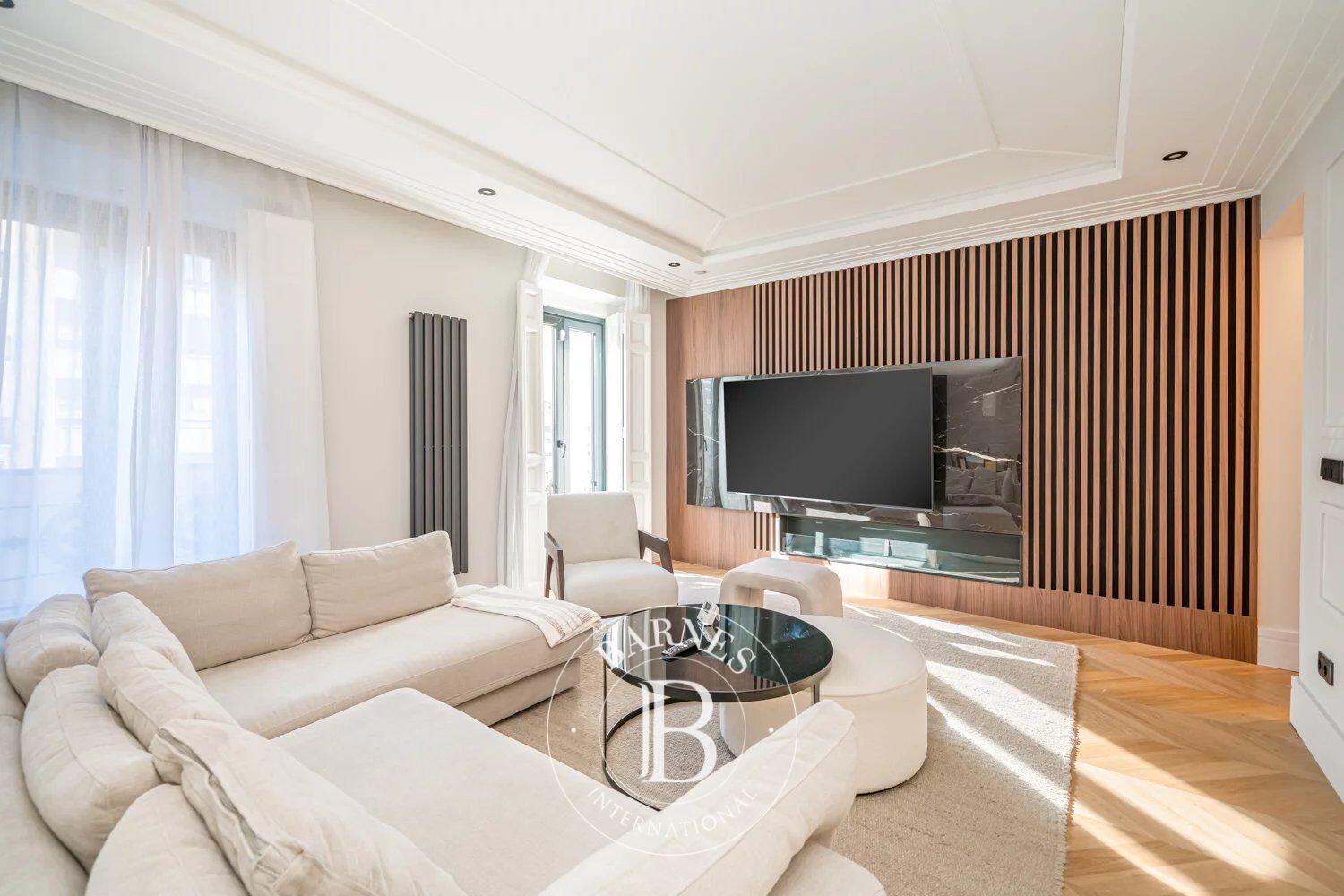 Elegancia y Luz en Recoletos: Vivienda Reformada con Balcones en Calle Goya - picture 3