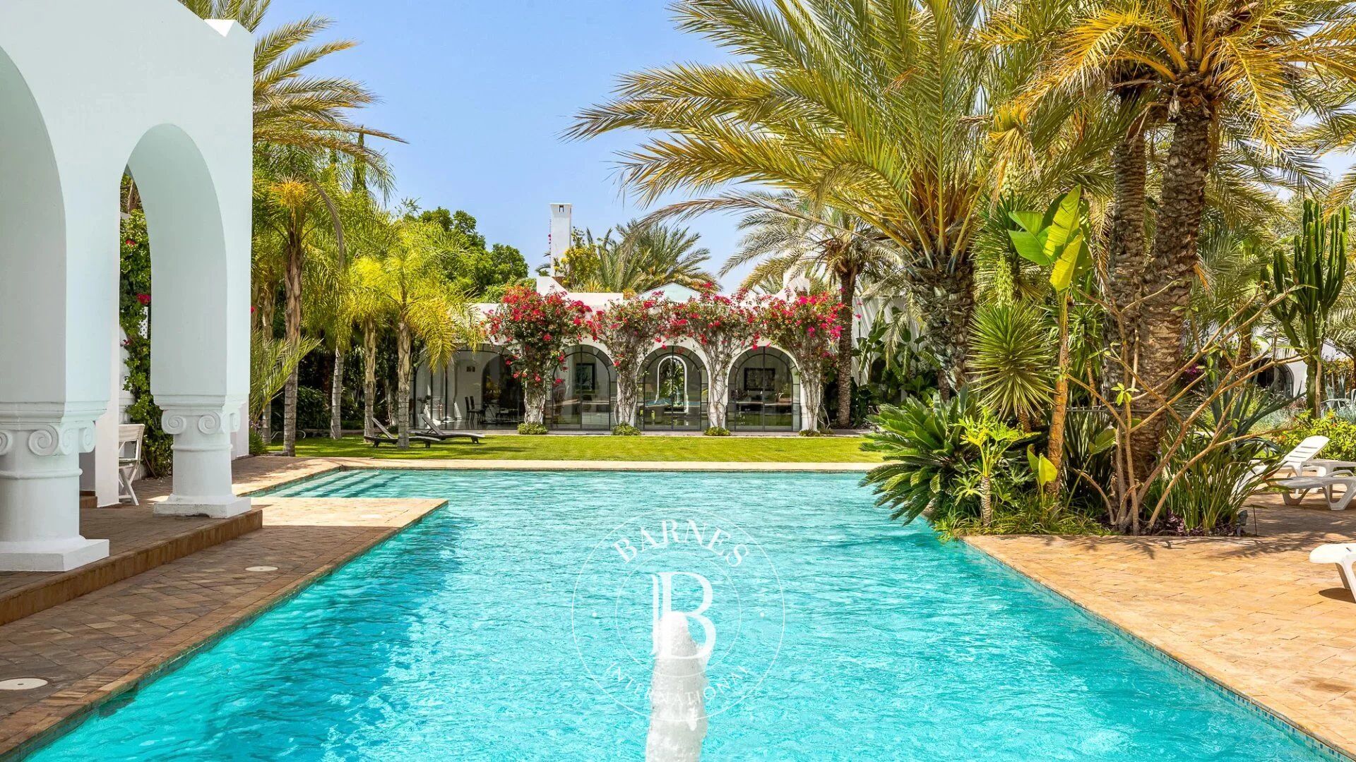 VILLA DE LUXE  DE PLAIN-PIED AVEC JARDIN D'EXCEPTION - picture 1