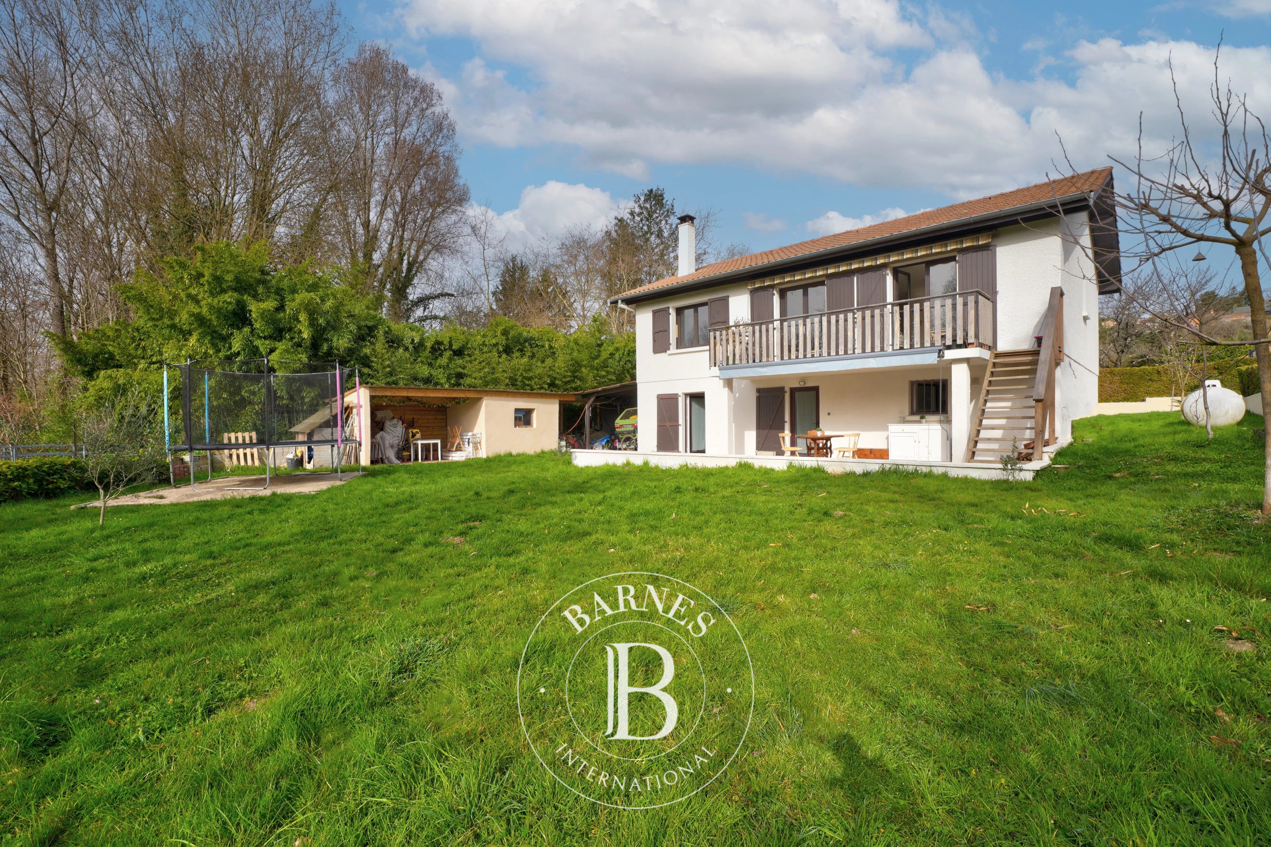 Saint-Symphorien-D'ozon - Maison familiale de 164 m² environ - Jardin de 933 m² - 6 chambres - Abri voiture -Terrasse et ponton sur la rivière - picture 2