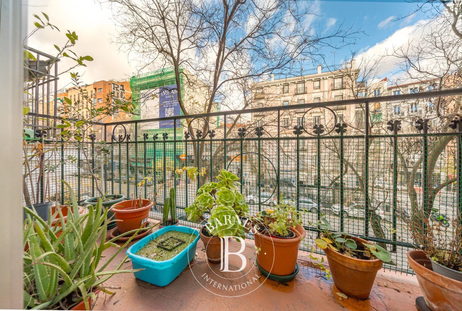 Exterior 101 sqm apartment with 2 bedrooms, terrace and parking in Trafalgar - picture 3