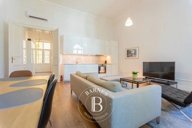 For Rent: 3-Bedroom Downtown Apartment within a 10-Minute Walk of Parliament and the Danube - picture 3