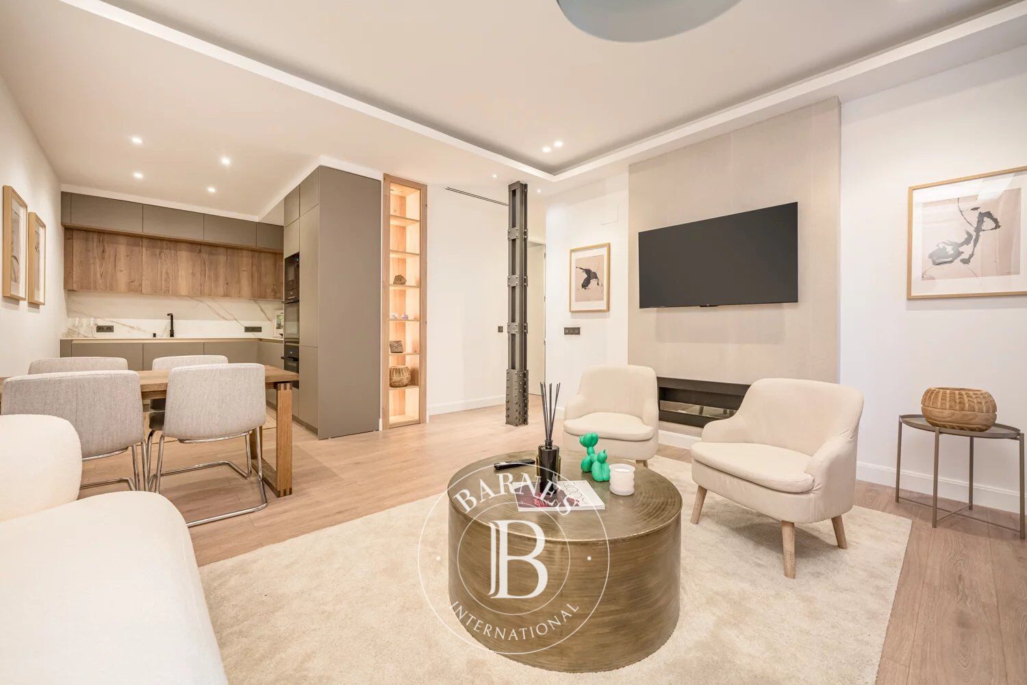 Exclusive furnished apartment with balconies in the heart of Salamanca - picture 2