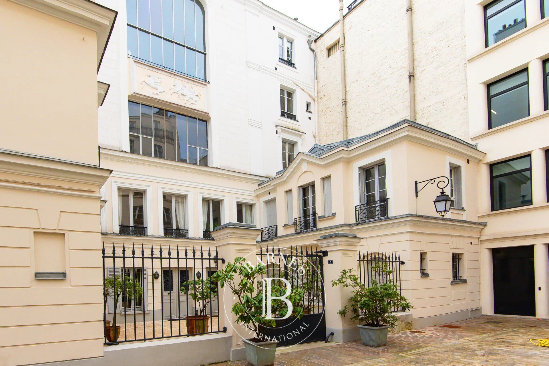 EXCLUSIVITÉ - PARIS 9e - SAINT GEORGES / NOUVELLE ATHENES - ATELIER D'ARTISTE -  2ème ETAGE - ASC - 3 CHAMBRES - A RÉNOVER - picture 1