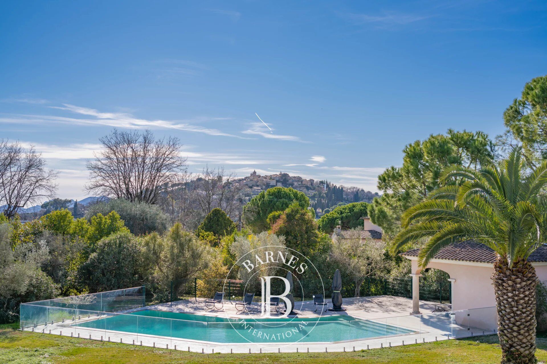 MOUGINS - PRIME LOCATION - picture 1