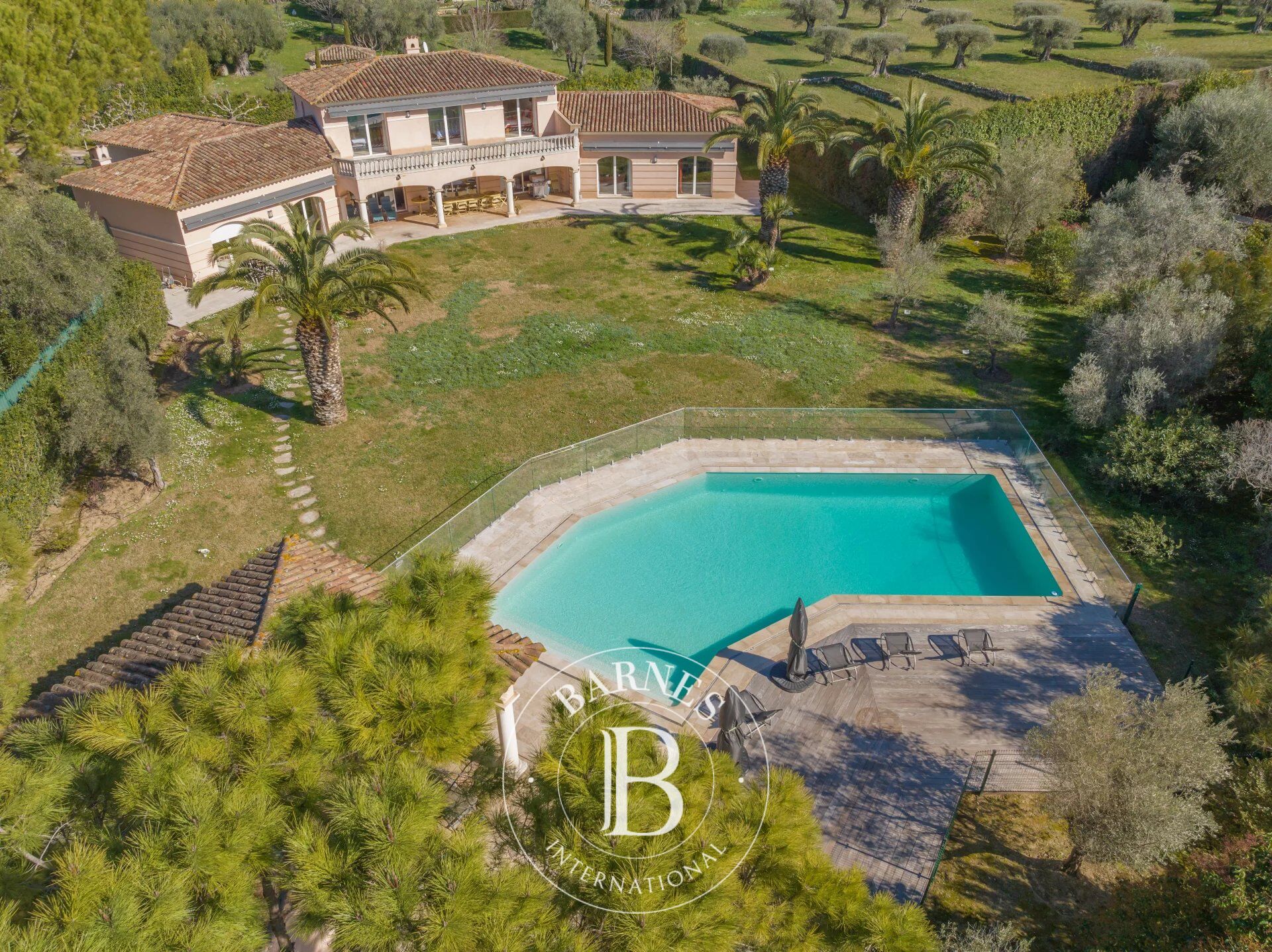 MOUGINS - PRIME LOCATION - picture 2