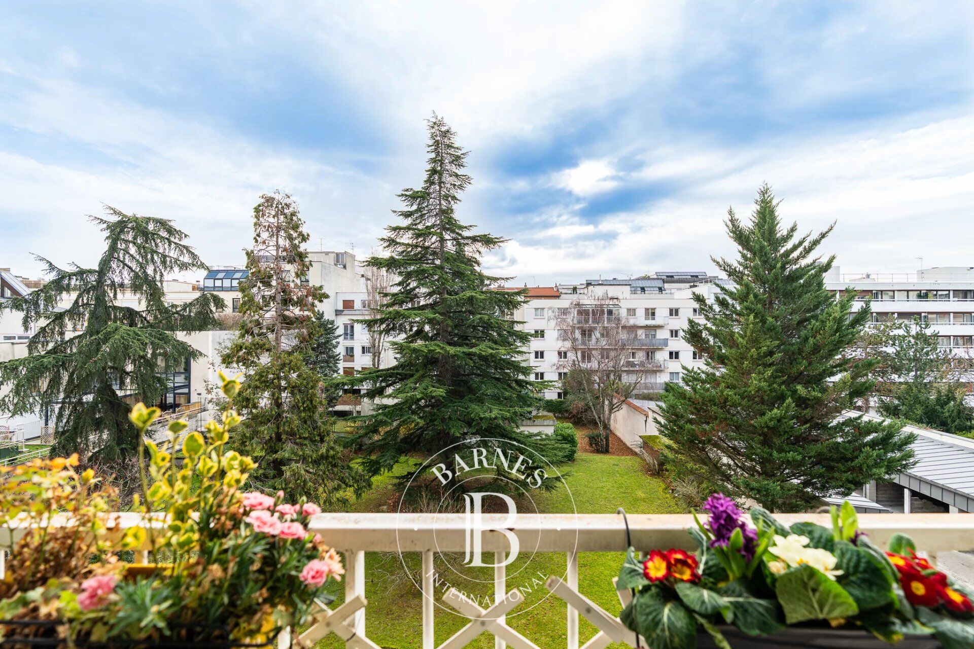 BOULOGNE NORD - 80 m2 avec large balcon Sud vue jardin - picture 1