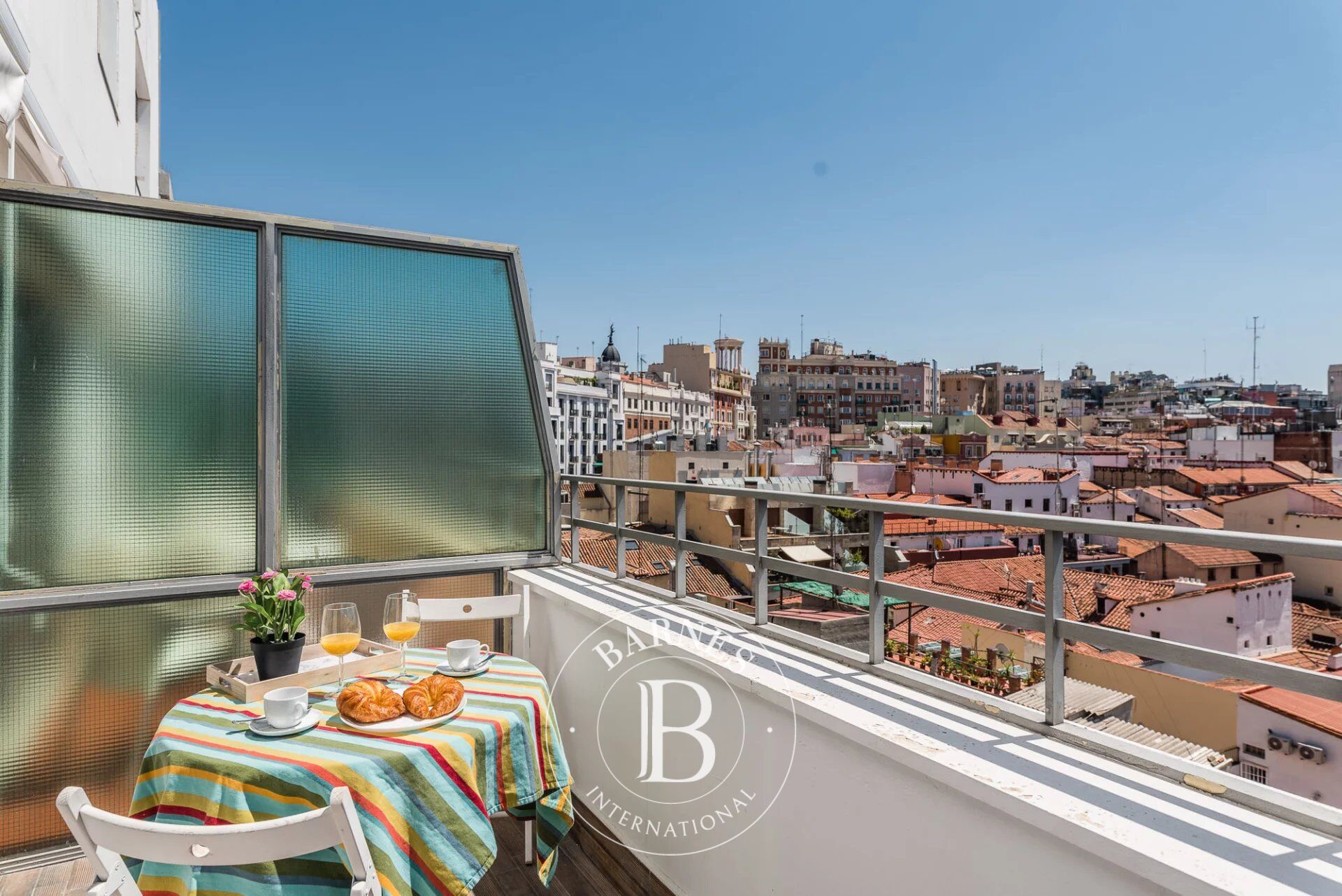 Madrid – Centre – Palacio – Appartement extérieur meublé et équipé d’une chambre avec terrasse et salle de bains en suite - picture 2