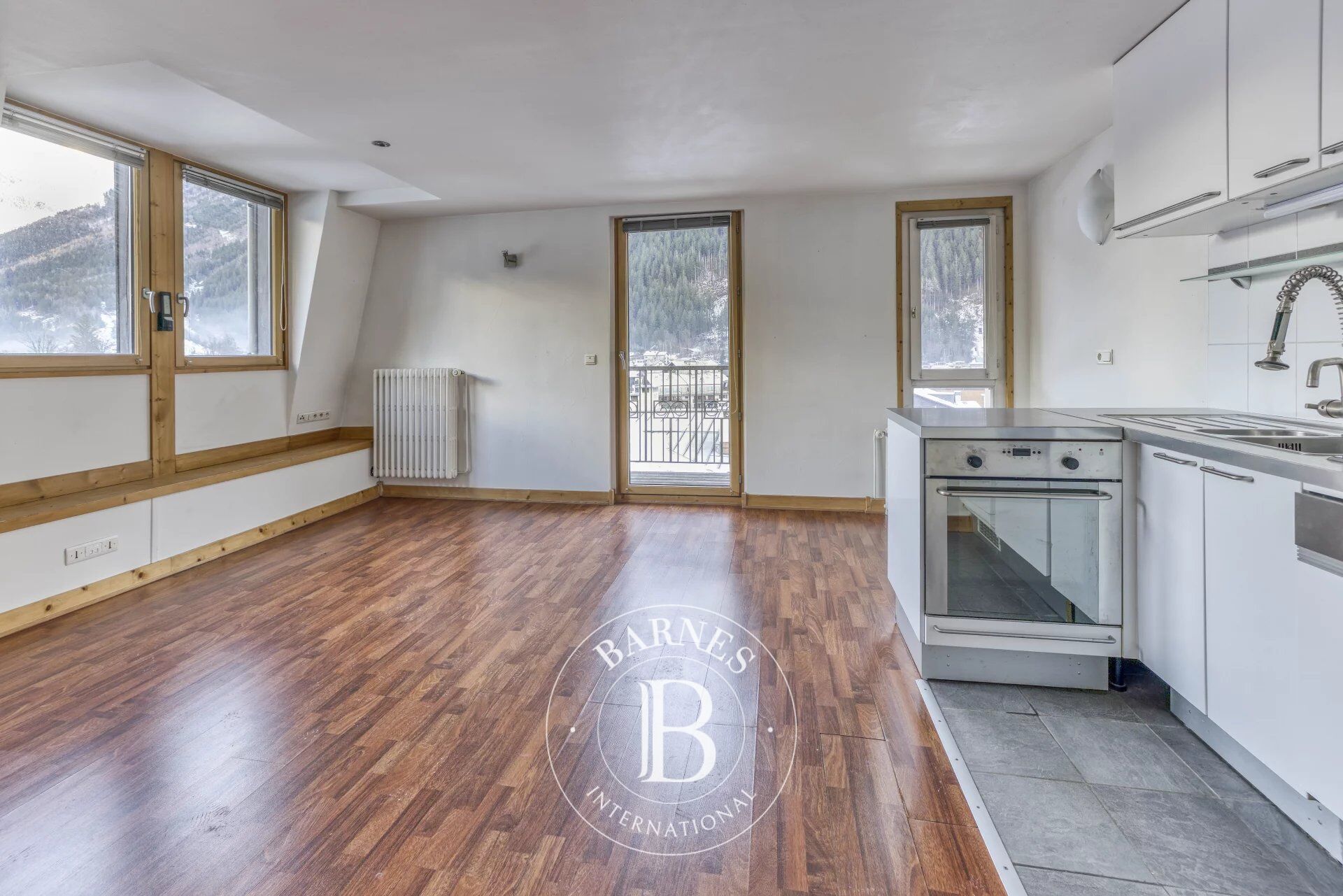 BARNES CHAMONIX - CHAMONIX CENTRE - FOUR BEDROOM APARTMENT -  EXCEPTIONAL MONT BLANC VIEWS - picture 2