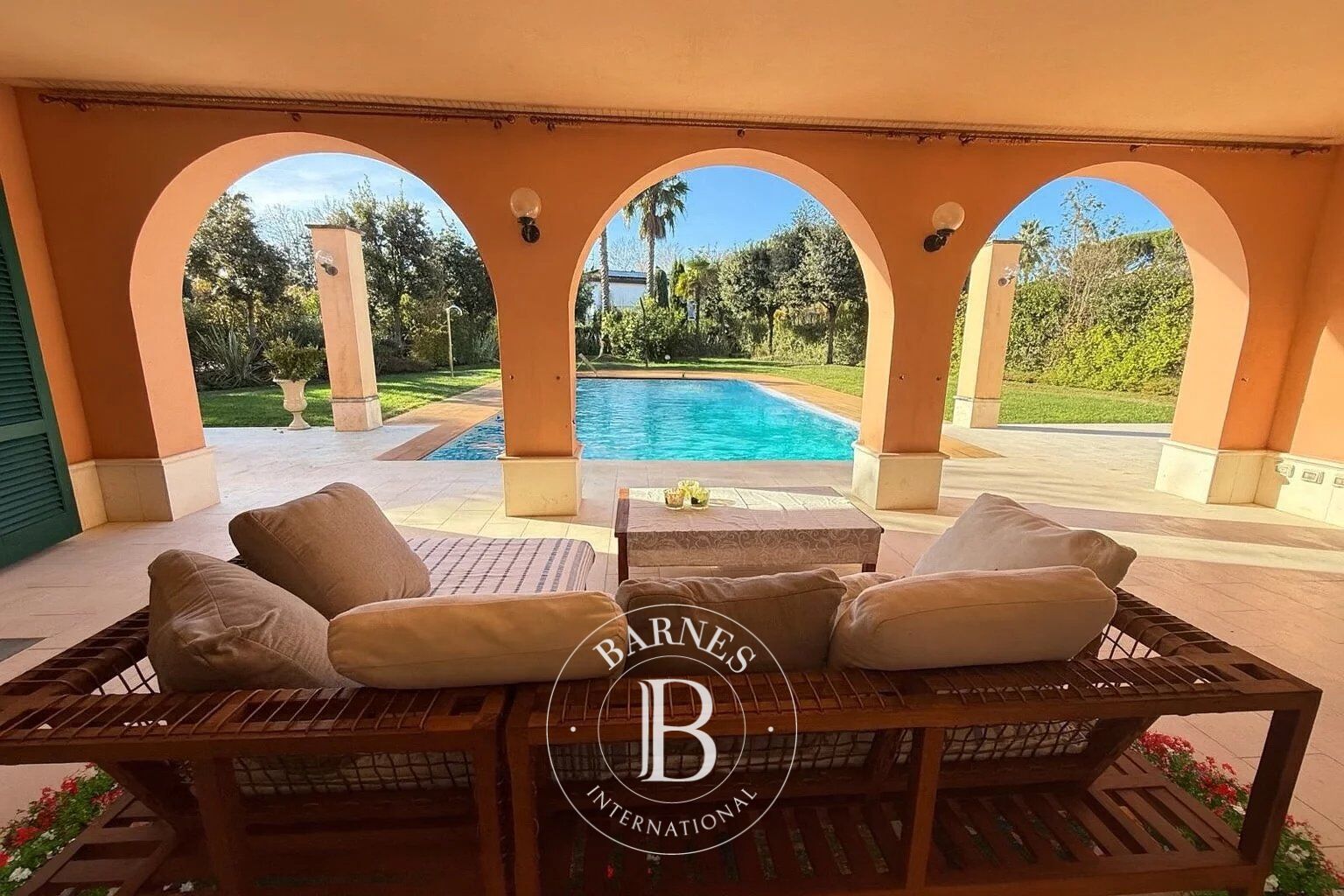 FORTE DEI MARMI - LUXURIOUS VILLA WITH GARDEN AND SWIMMING POOL - picture 2