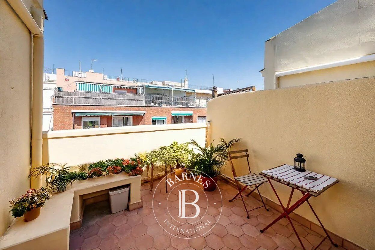 Penthouse with terrace in Trafalgar - picture 1