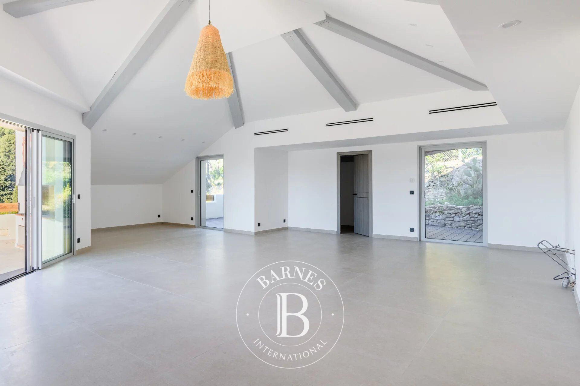 VENTE - CASSIS - PROCHE CENTRE - VILLA RENOVÉE  -  4 CHAMBRES - PISCINE - VUE VIGNOBLES ET CHÂTEAU - picture 2