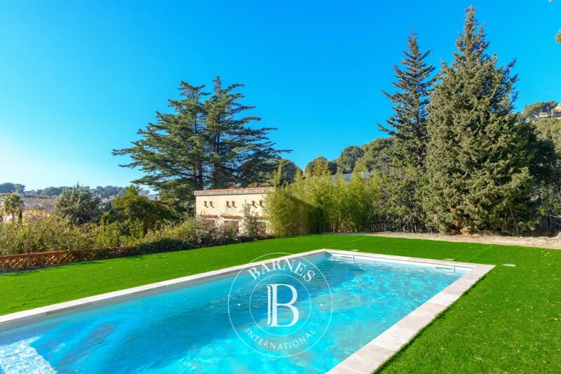 VENTE - CASSIS - PROCHE CENTRE - VILLA RENOVÉE  -  4 CHAMBRES - PISCINE - VUE VIGNOBLES ET CHÂTEAU