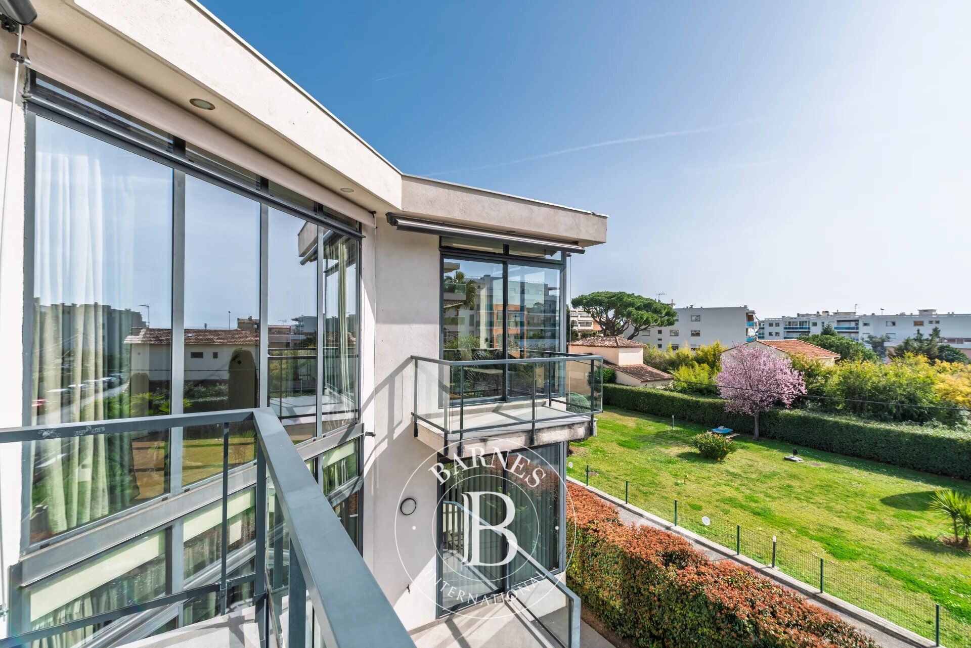 Stunning contemporary villa with swimming pool 100 meters from the beach - picture 3