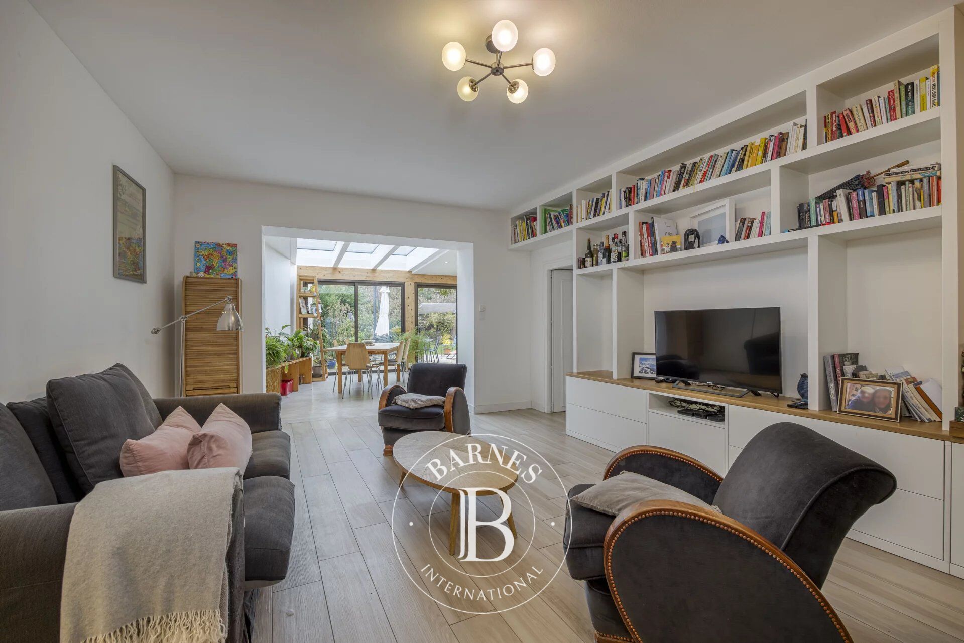 BARNES PAYS DE GEX – DIVONNE-LES-BAINS – APPARTEMENT DE CHARME 5 à 6 PIÈCES – JARDIN PRIVATIF – GARAGES - picture 1