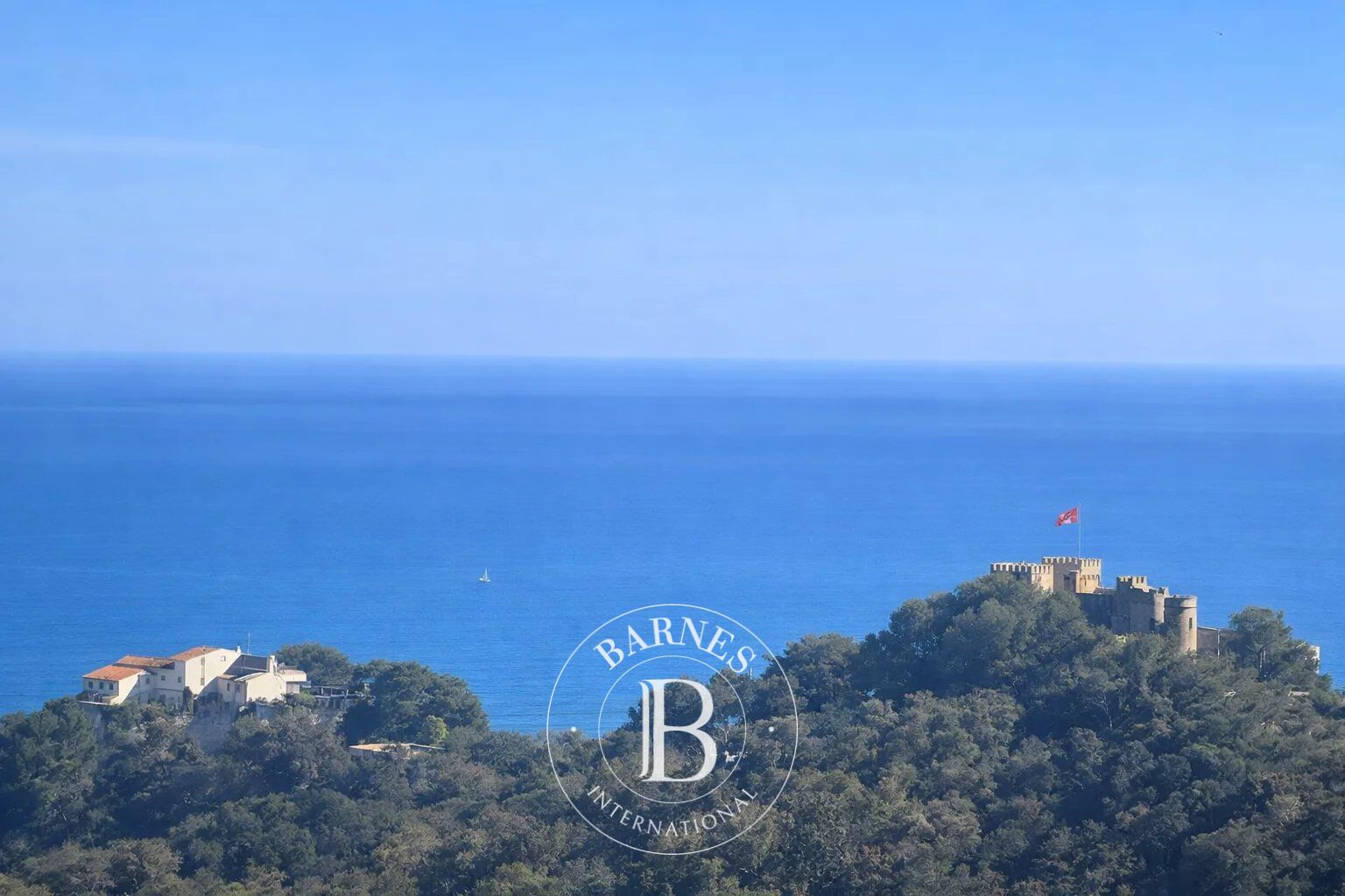 EXCLUSIVITÉ - VILLEFRANCHE-SUR-MER – TERRAIN AVEC MAISON À RÉHABILITER BÉNÉFICIANT D’UN PERMIS ACCORDÉ - picture 2