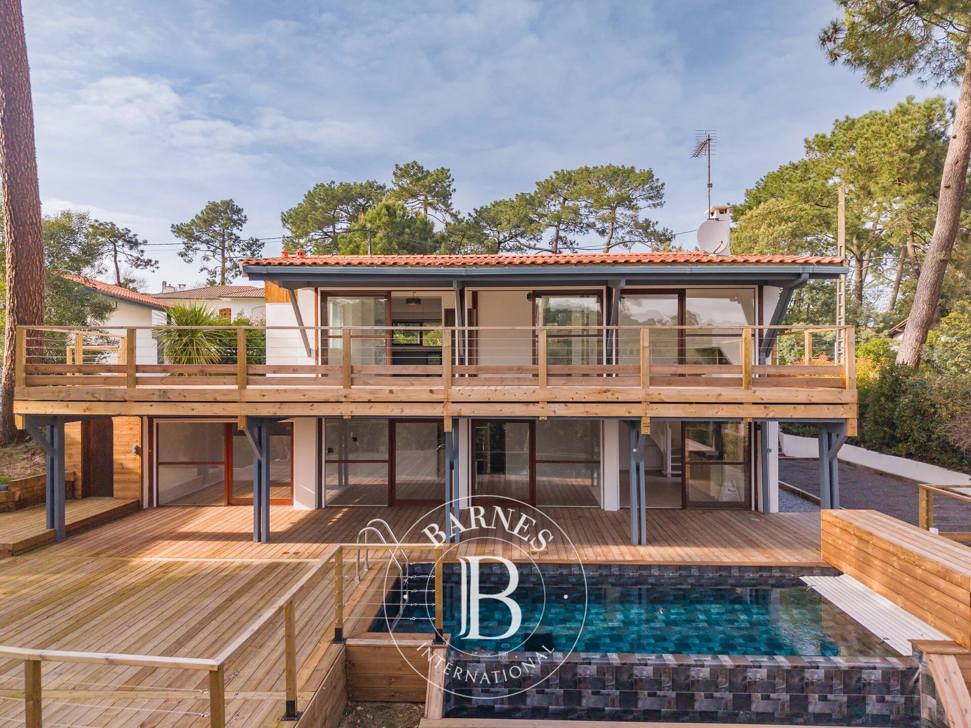 VILLA D’EXCEPTION AUX ABATILLES, 180 M², VUE FORÊT, PISCINE ET ESPACES DE VIE EXTÉRIEURS - picture 1